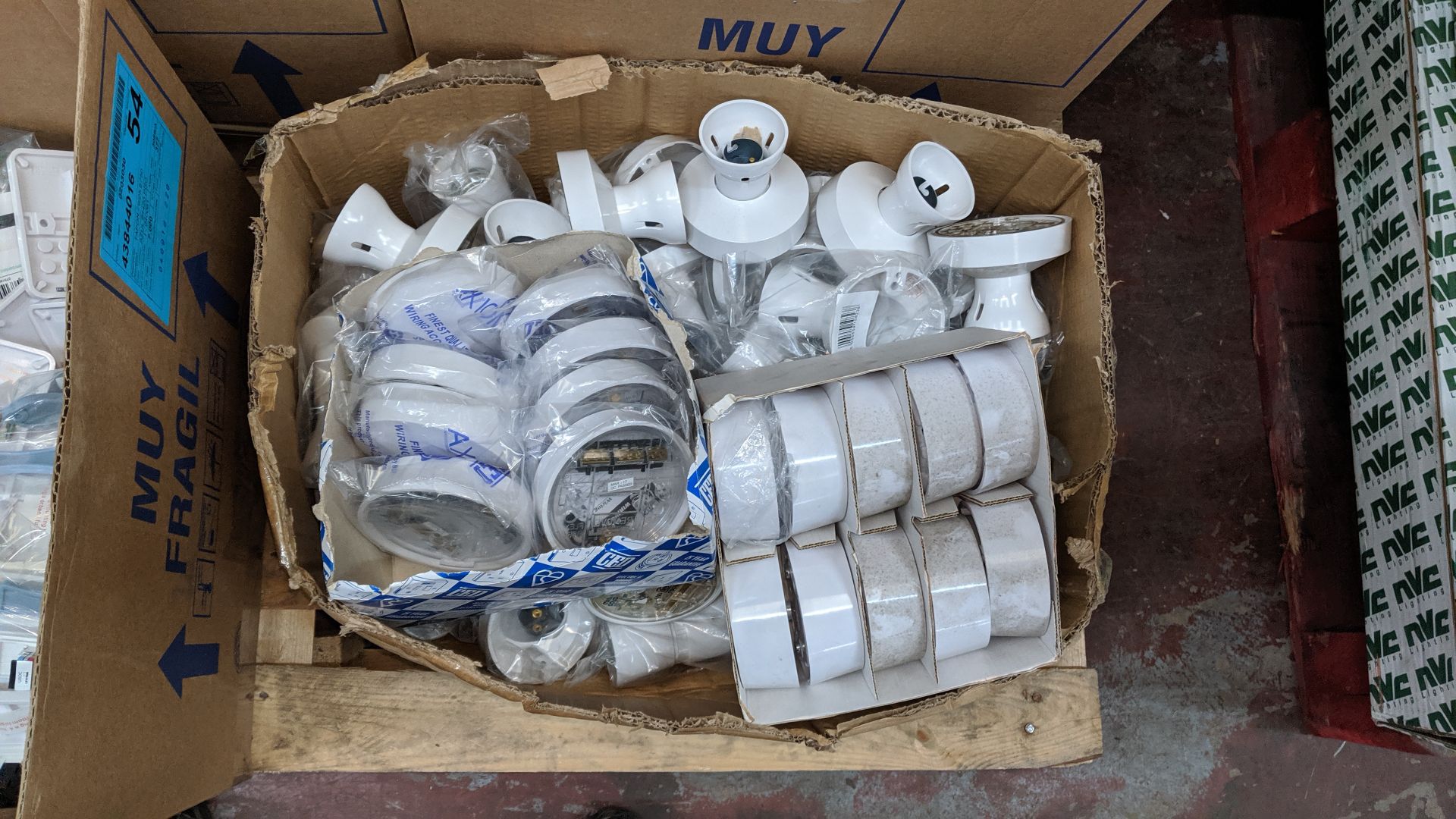 Contents of a pallet consisting of 5 boxes of sockets, switches, pattress boxes & more - pallet - Image 4 of 7