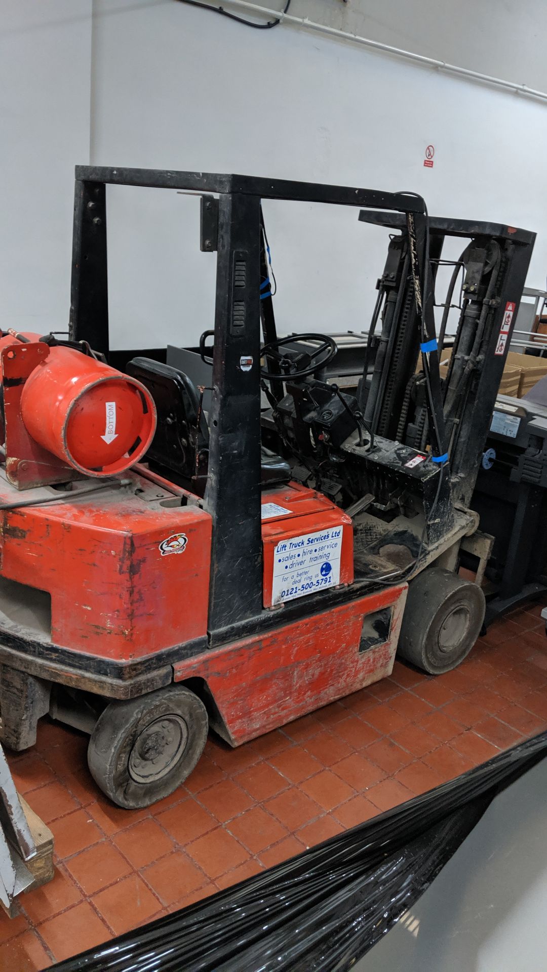 Nissan gas forklift truck - Image 10 of 16