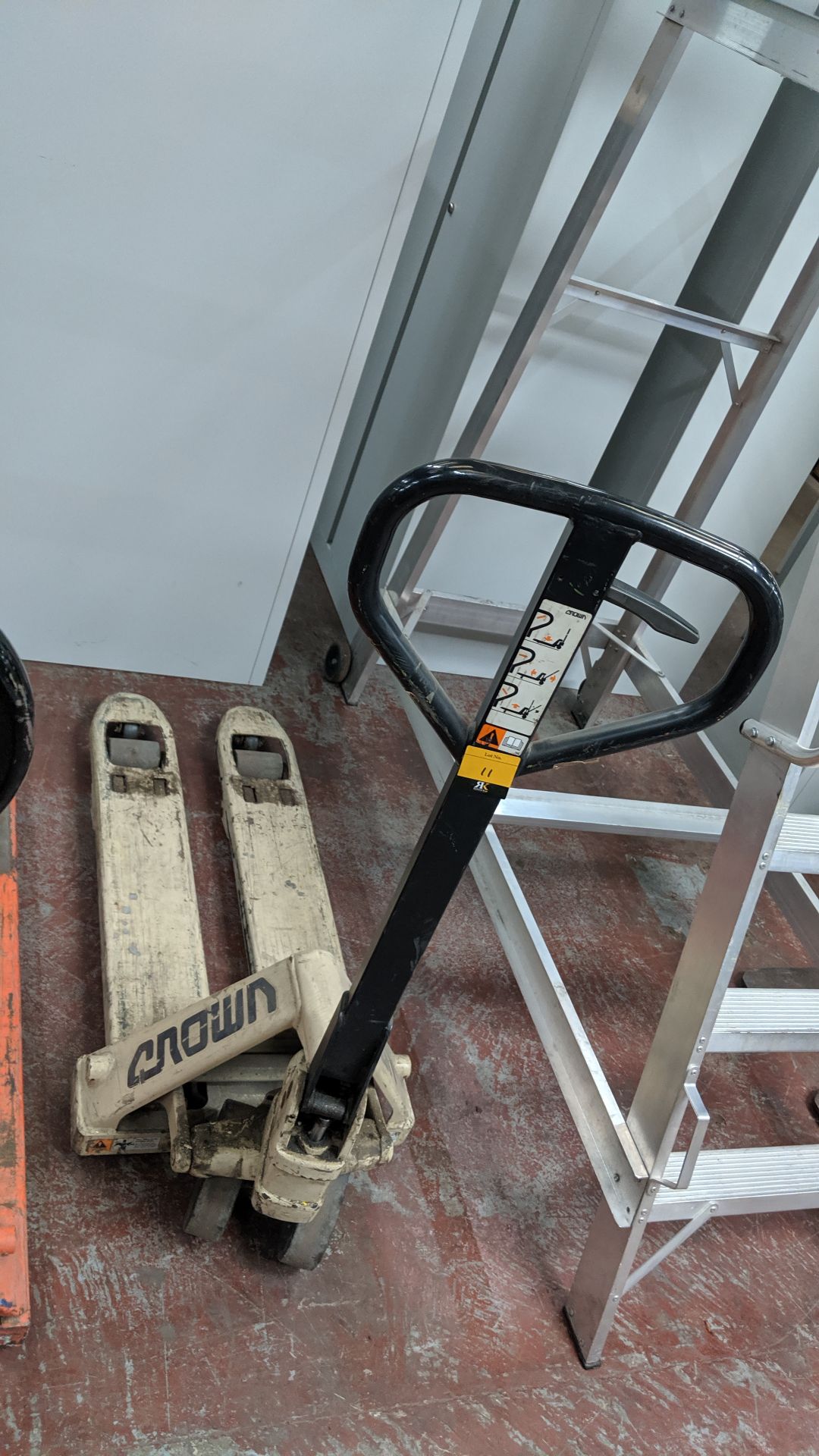 Crown small pallet truck. Smaller than a Euro pallet truck, the length of the forks/arms is - Image 2 of 2