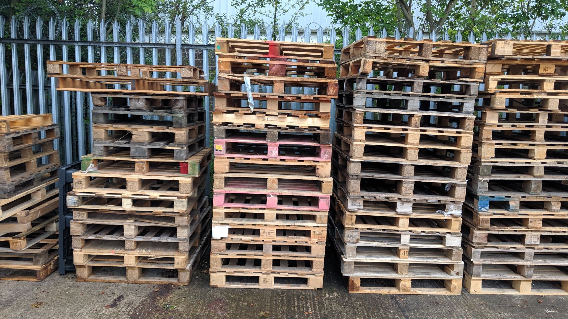 Large quantity of pallets. This lot consists of 9 stacks of full size & Euro pallets (very approx. - Image 6 of 10