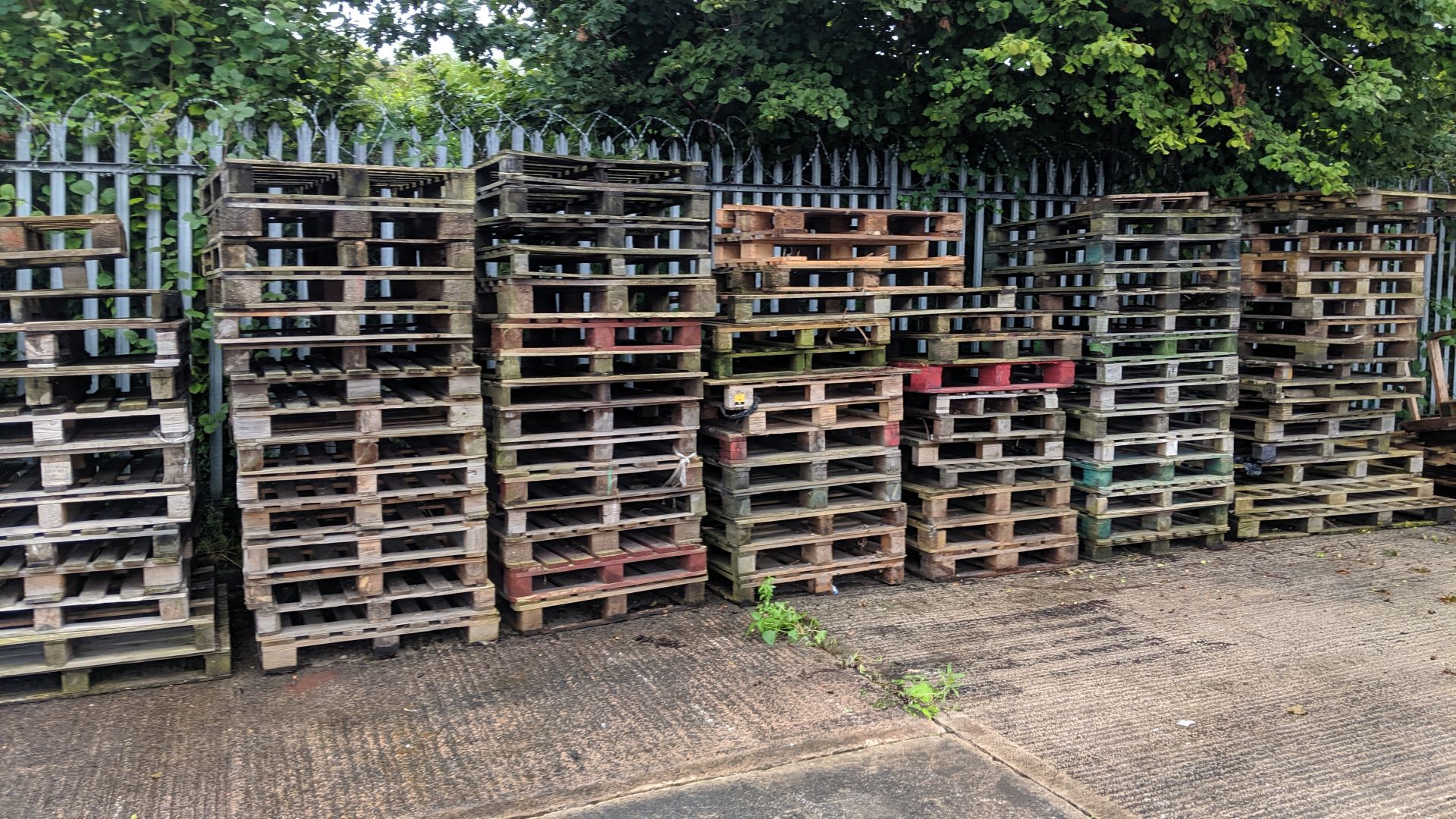 8 stacks of pallets - this lot consists of approx. 110 pallets in total. A strict condition of - Image 5 of 6