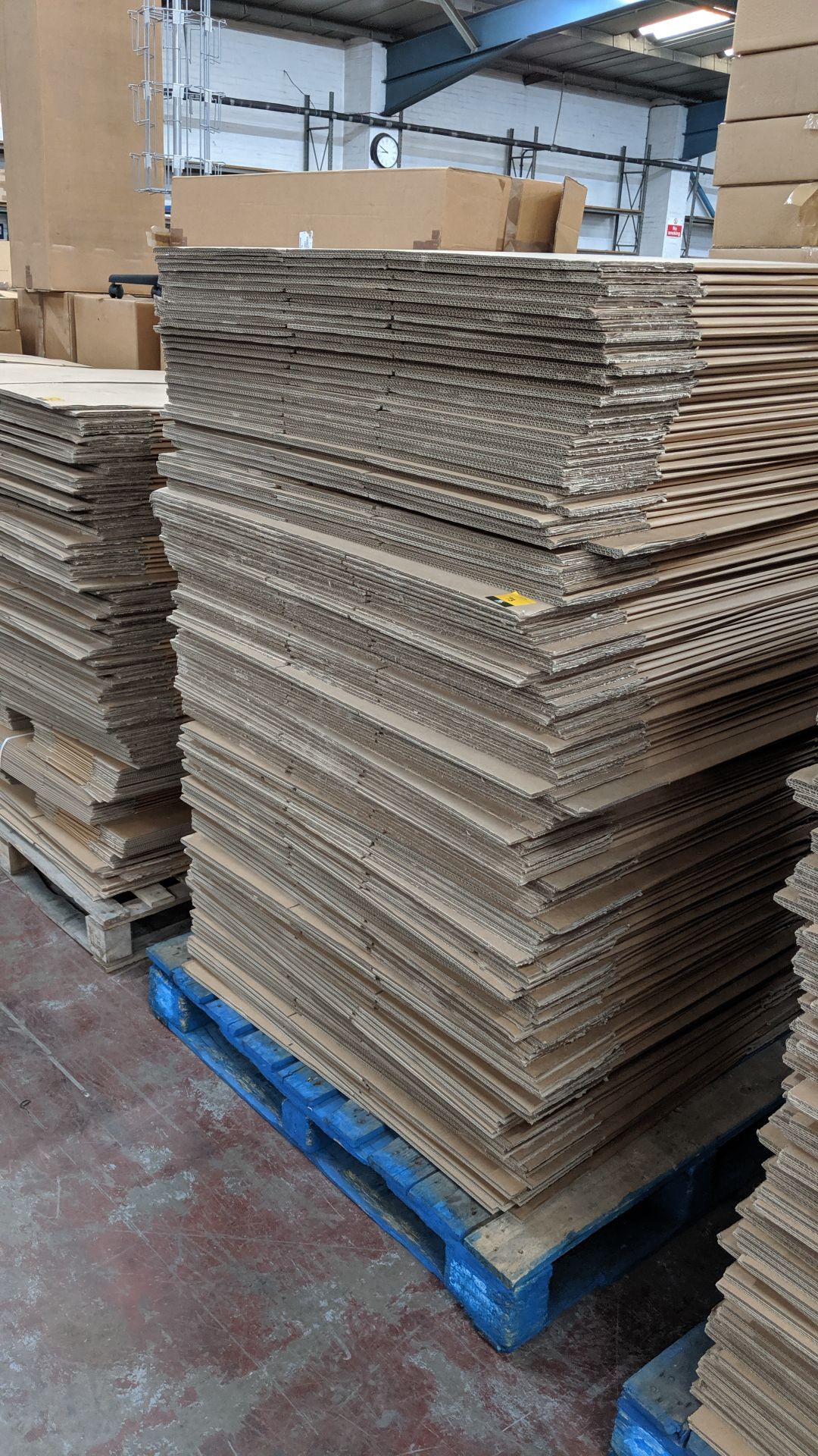 Approx. 100 cardboard boxes, each measuring approx. 620mm x 390mm x 520mm - this lot consists of the