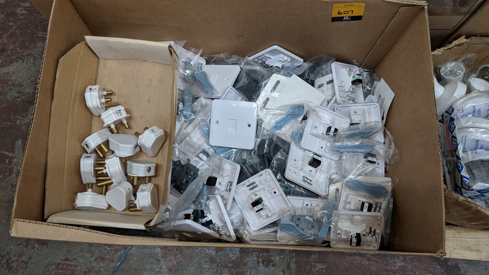 Contents of a pallet consisting of 5 boxes of sockets, switches, pattress boxes & more - pallet - Image 3 of 7