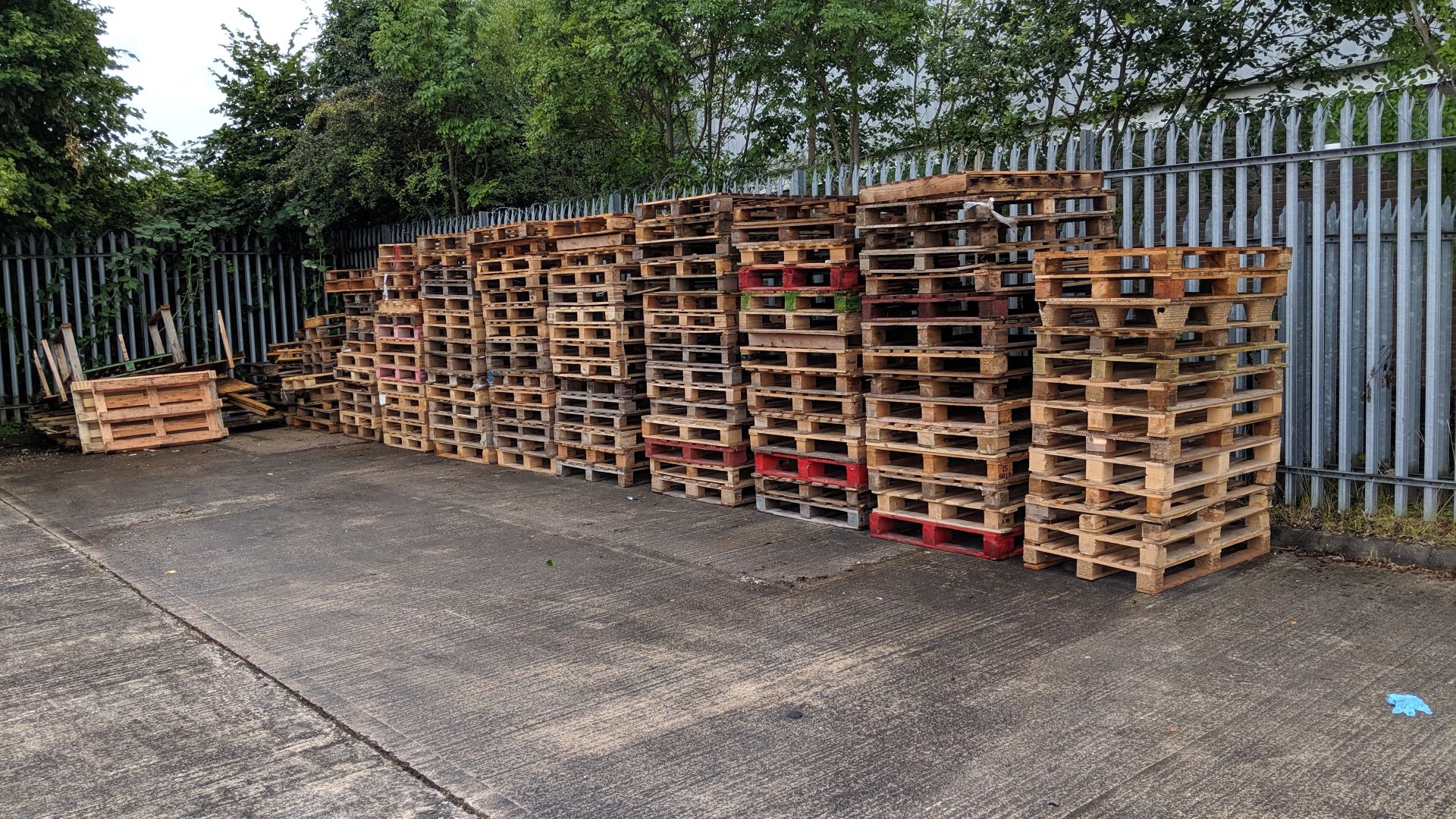 Large quantity of pallets. This lot consists of 9 stacks of full size & Euro pallets (very approx.