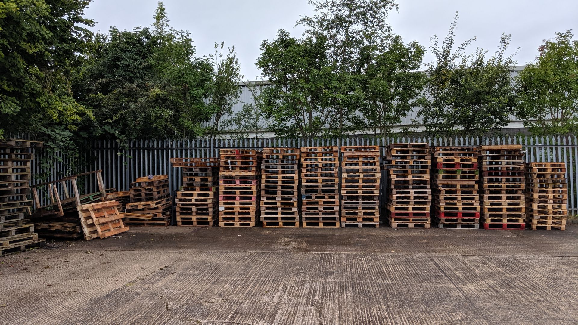 Large quantity of pallets. This lot consists of 9 stacks of full size & Euro pallets (very approx. - Image 2 of 10