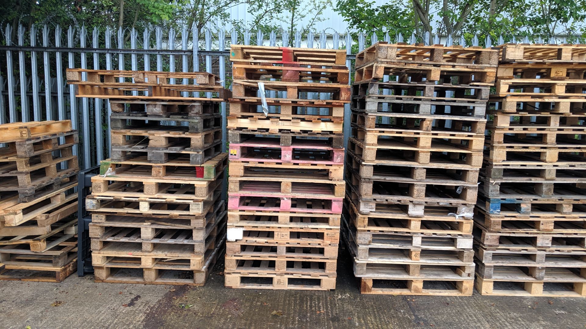 Large quantity of pallets. This lot consists of 9 stacks of full size & Euro pallets (very approx. - Image 7 of 10