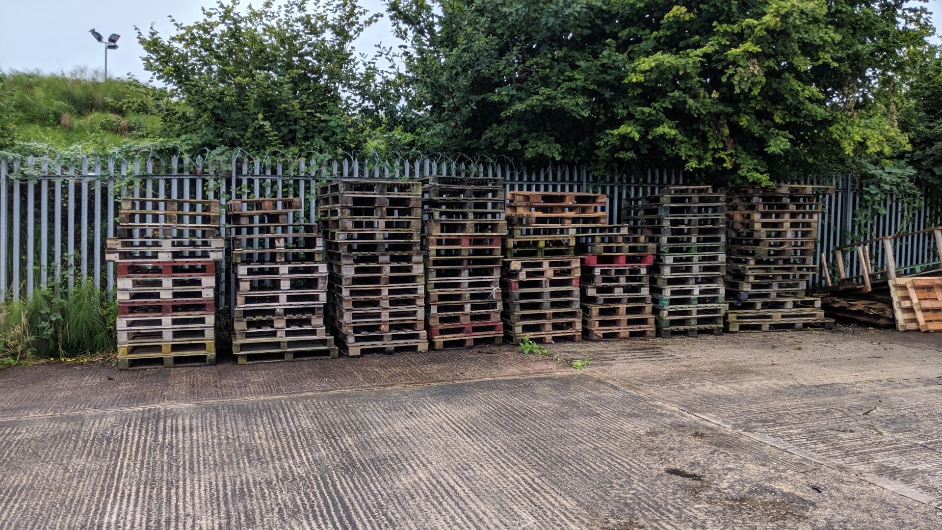 8 stacks of pallets - this lot consists of approx. 110 pallets in total. A strict condition of - Image 2 of 6