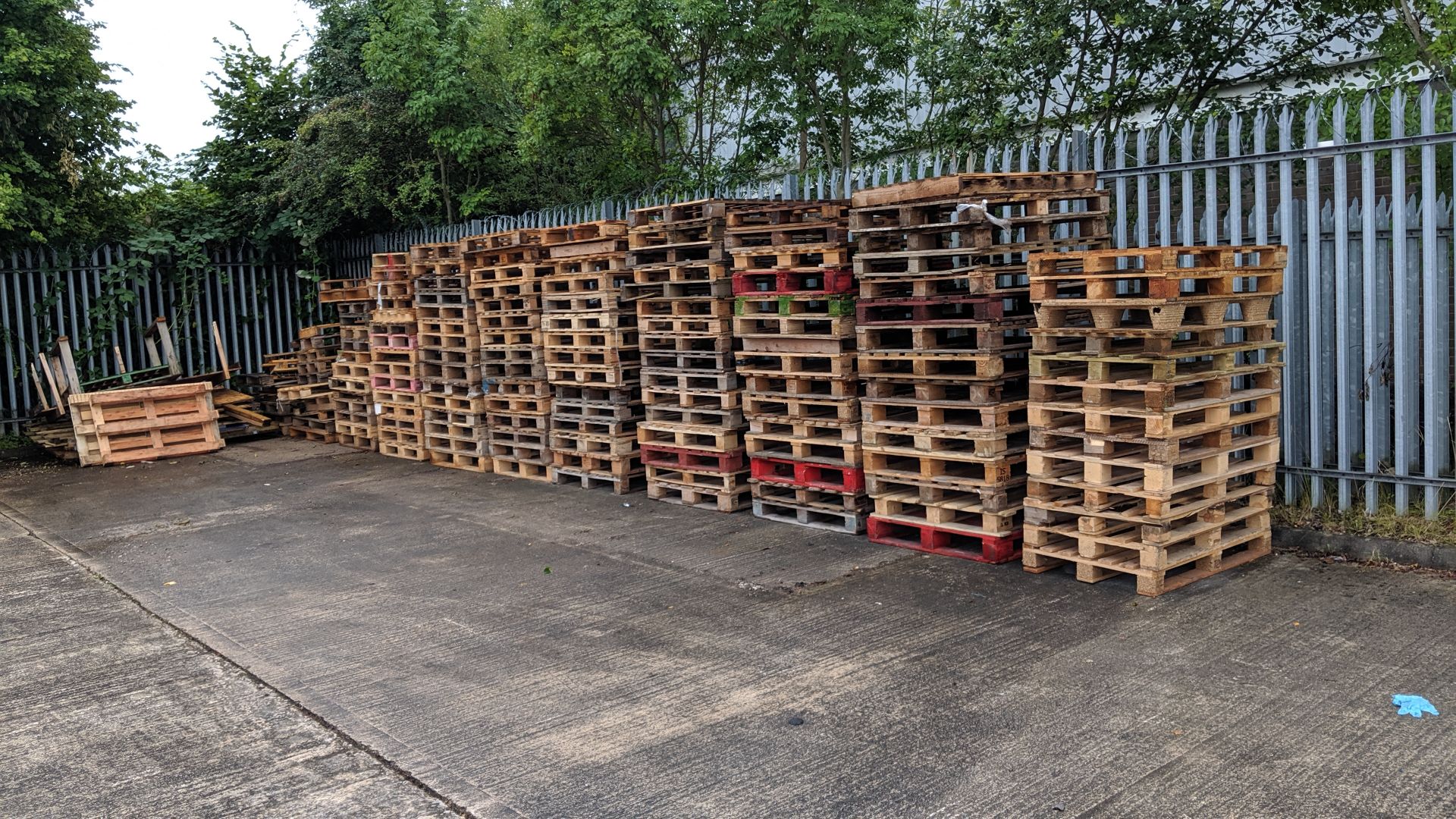 Large quantity of pallets. This lot consists of 9 stacks of full size & Euro pallets (very approx. - Image 10 of 10