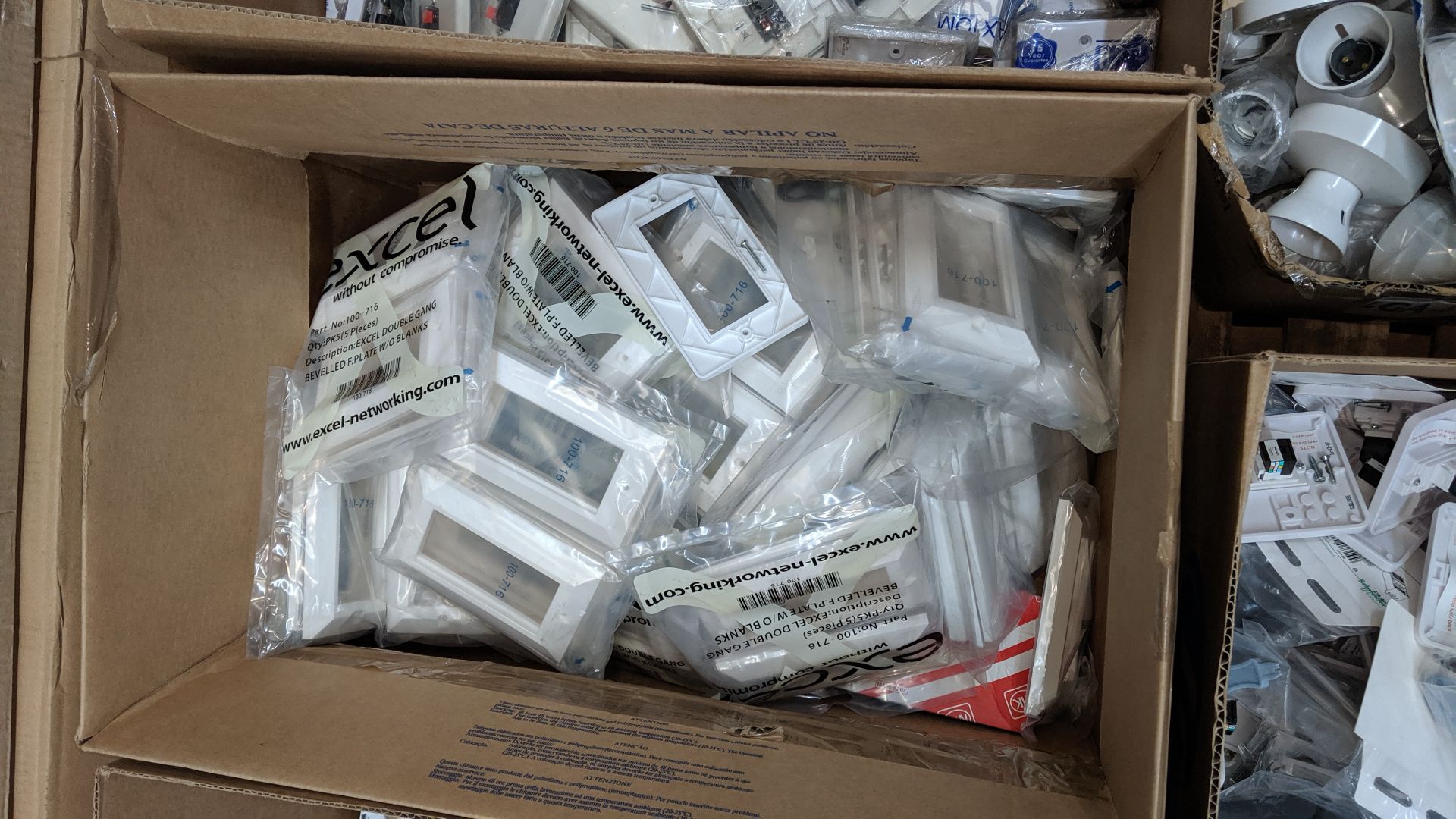 Contents of a pallet consisting of 5 boxes of sockets, switches, pattress boxes & more - pallet - Image 6 of 7