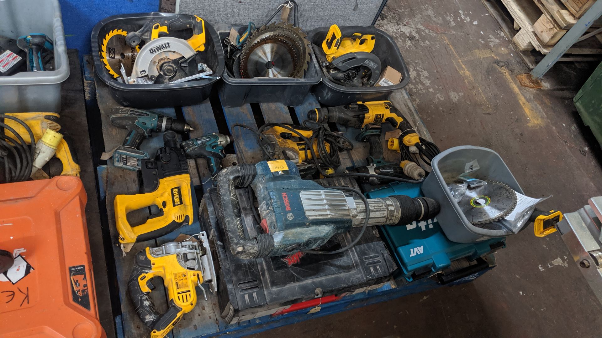 Contents of a pallet of assorted power tools. This is one of a number of lots that relate to a power - Image 2 of 8