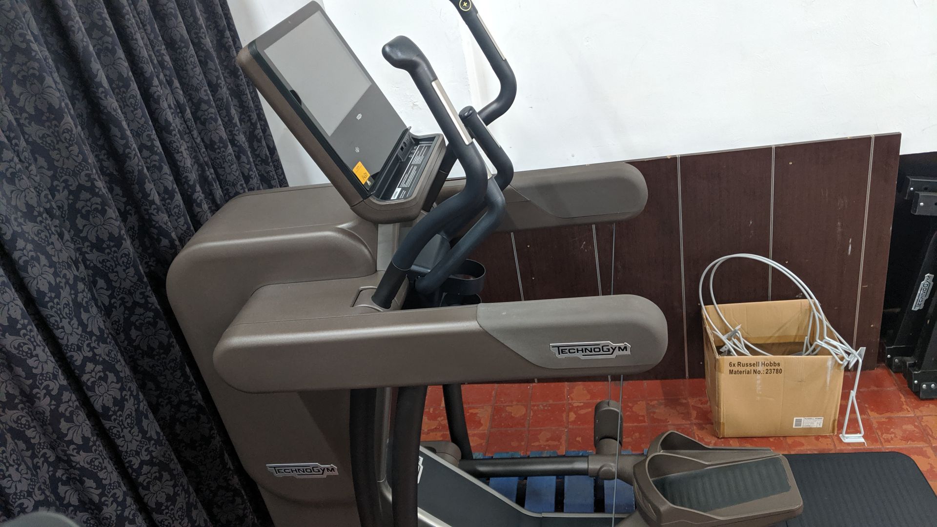 Technogym Vario Artis elliptical cross trainer Purchased new in 2016 - refurbished/recommissioned - Image 10 of 18