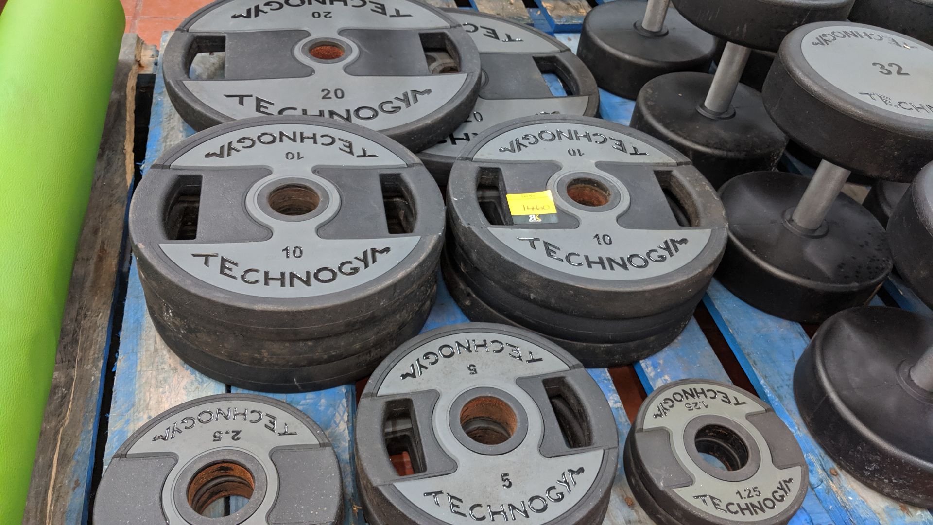 Quantity of Technogym round "plates" consisting of 2 off 20kg plates, 6 off 10kg plates, 2 off 5kg - Image 5 of 6