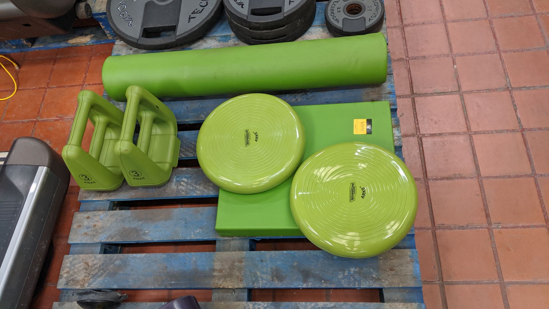 6 off assorted green pieces of Technogym and other exercise equipment. All the lots in this - Image 6 of 6