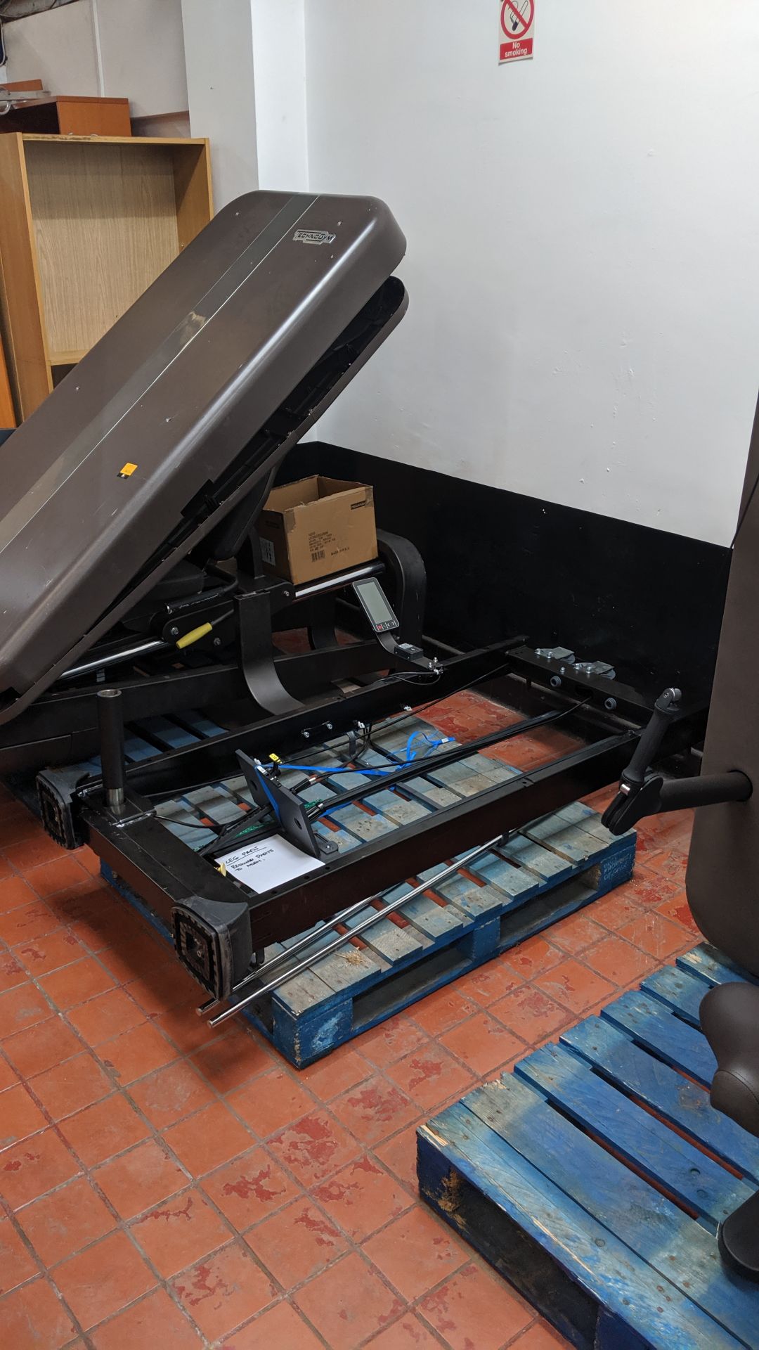 Technogym leg press - this item is currently located across two pallets. It is understood to have - Image 2 of 14