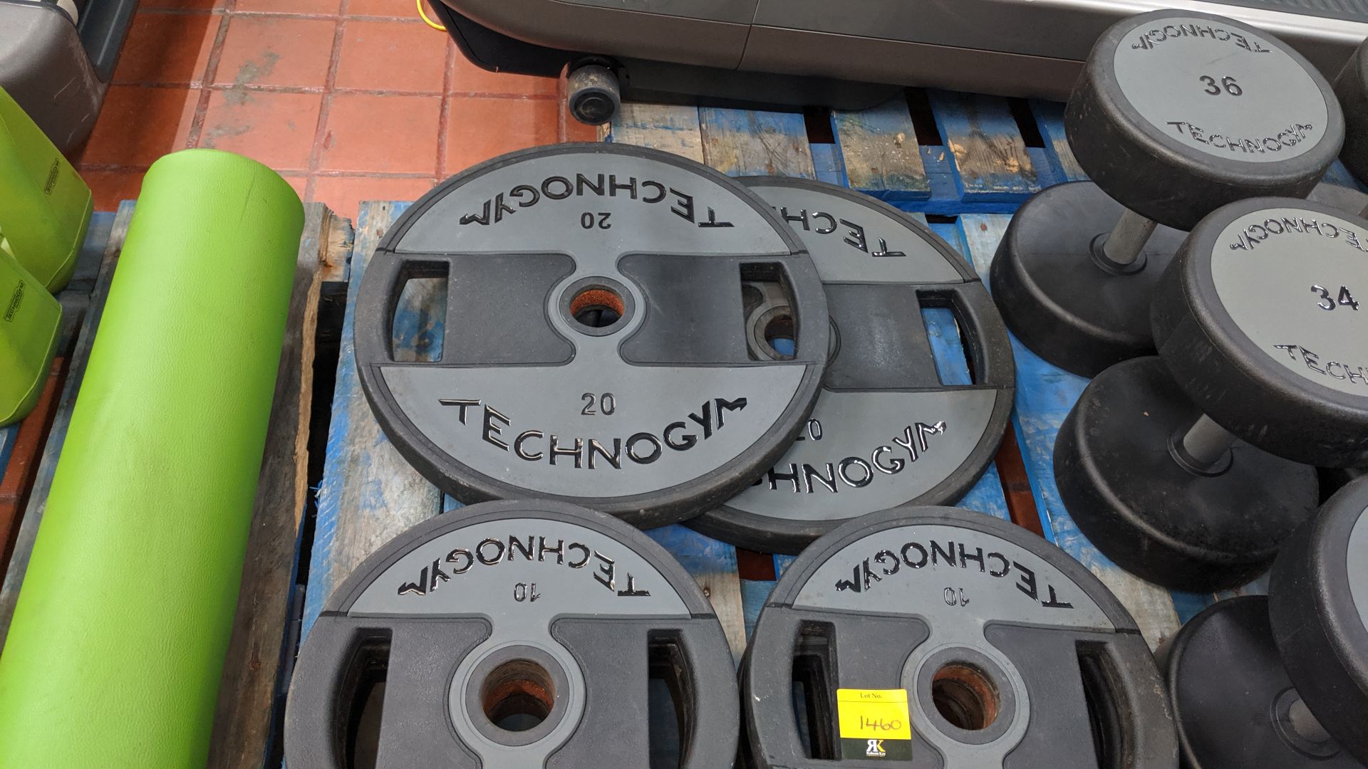 Quantity of Technogym round "plates" consisting of 2 off 20kg plates, 6 off 10kg plates, 2 off 5kg - Image 6 of 6