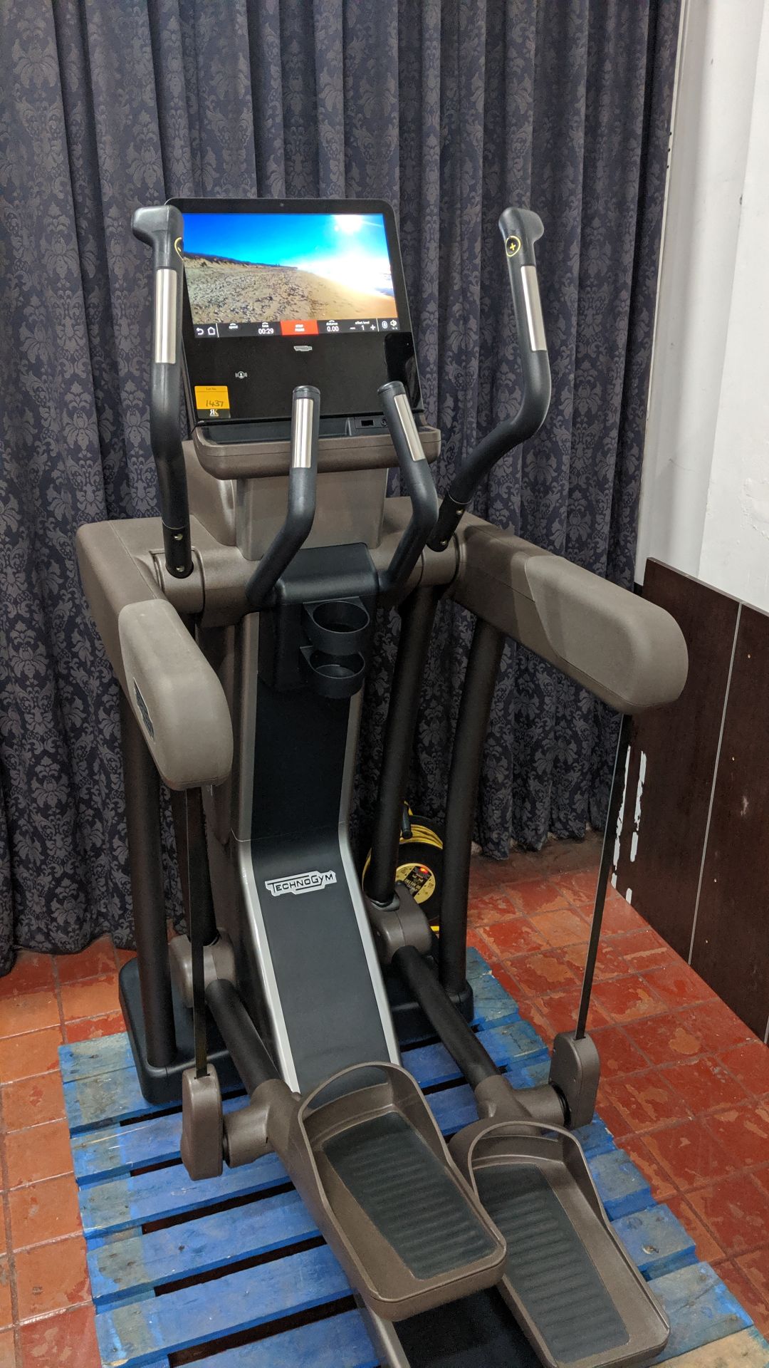 Technogym Vario Artis elliptical cross trainer Purchased new in 2016 - refurbished/recommissioned - Image 4 of 18