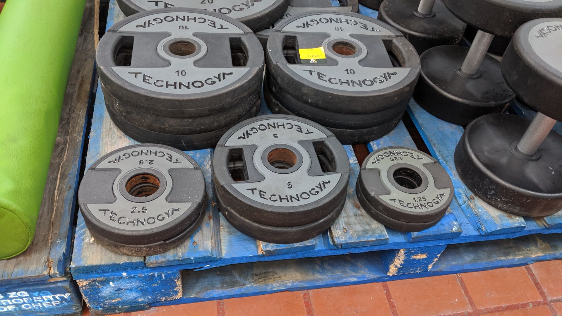 Quantity of Technogym round "plates" consisting of 2 off 20kg plates, 6 off 10kg plates, 2 off 5kg - Image 4 of 6