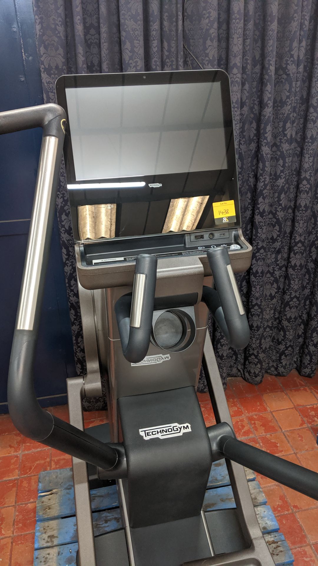 Technogym Synchro Artis cross trainer Purchased new in 2016 - refurbished/recommissioned by - Image 11 of 15