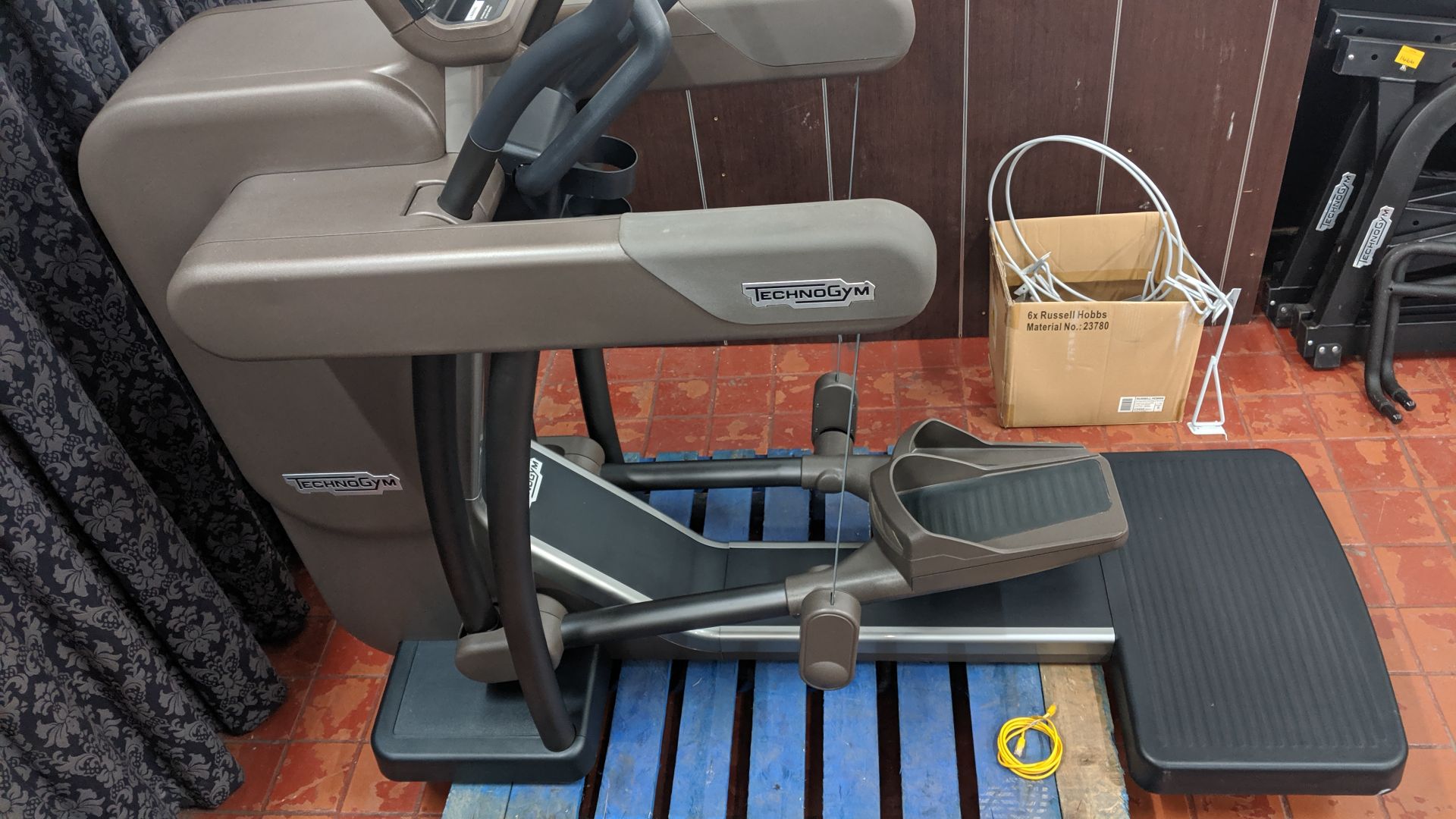 Technogym Vario Artis elliptical cross trainer Purchased new in 2016 - refurbished/recommissioned - Image 11 of 18