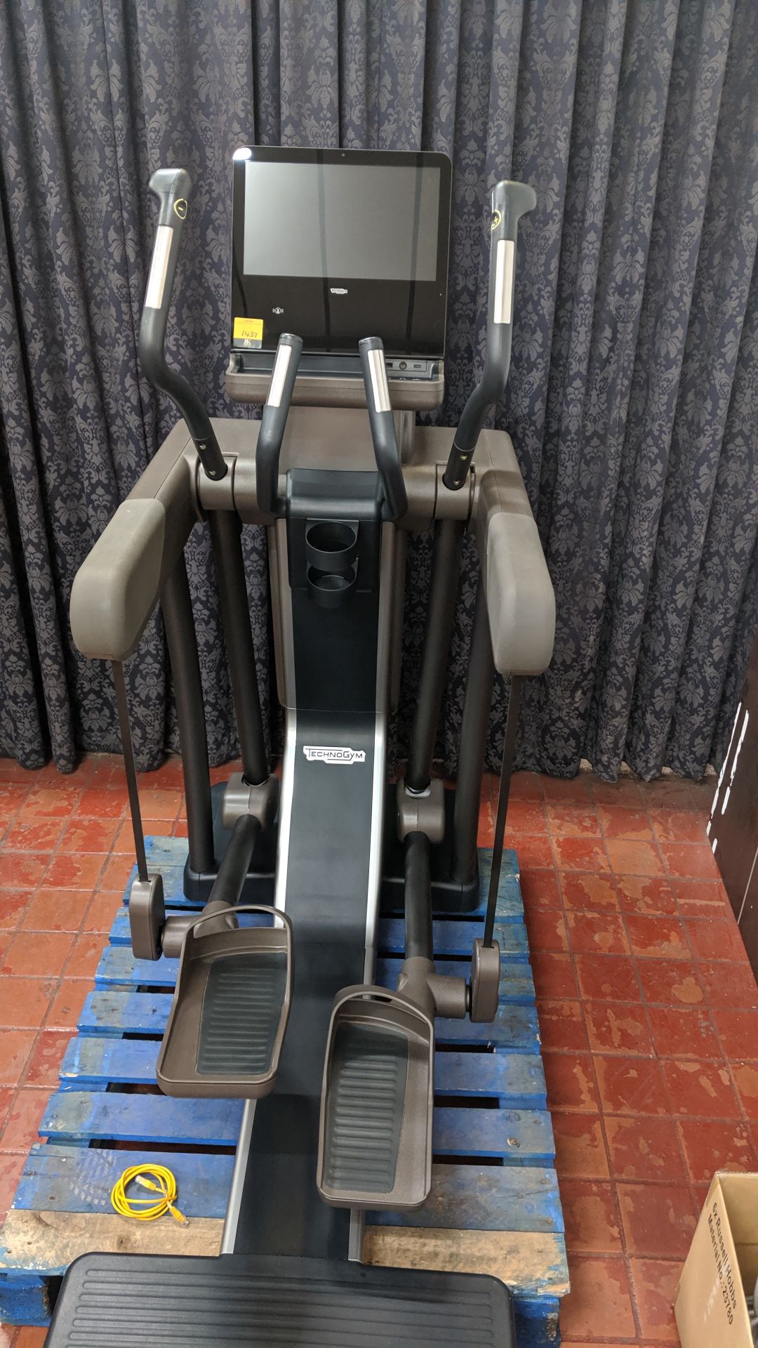 Technogym Vario Artis elliptical cross trainer Purchased new in 2016 - refurbished/recommissioned - Image 9 of 18