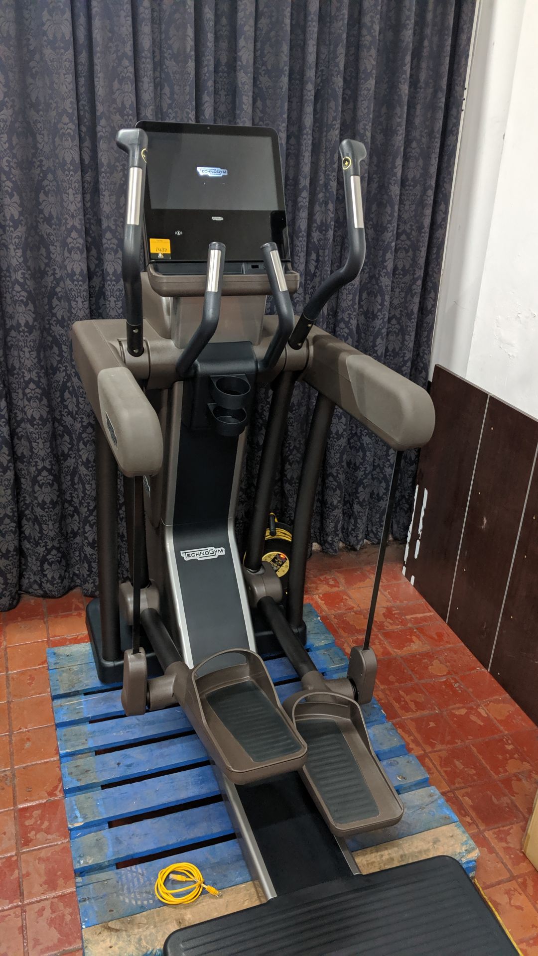 Technogym Vario Artis elliptical cross trainer Purchased new in 2016 - refurbished/recommissioned - Image 16 of 18