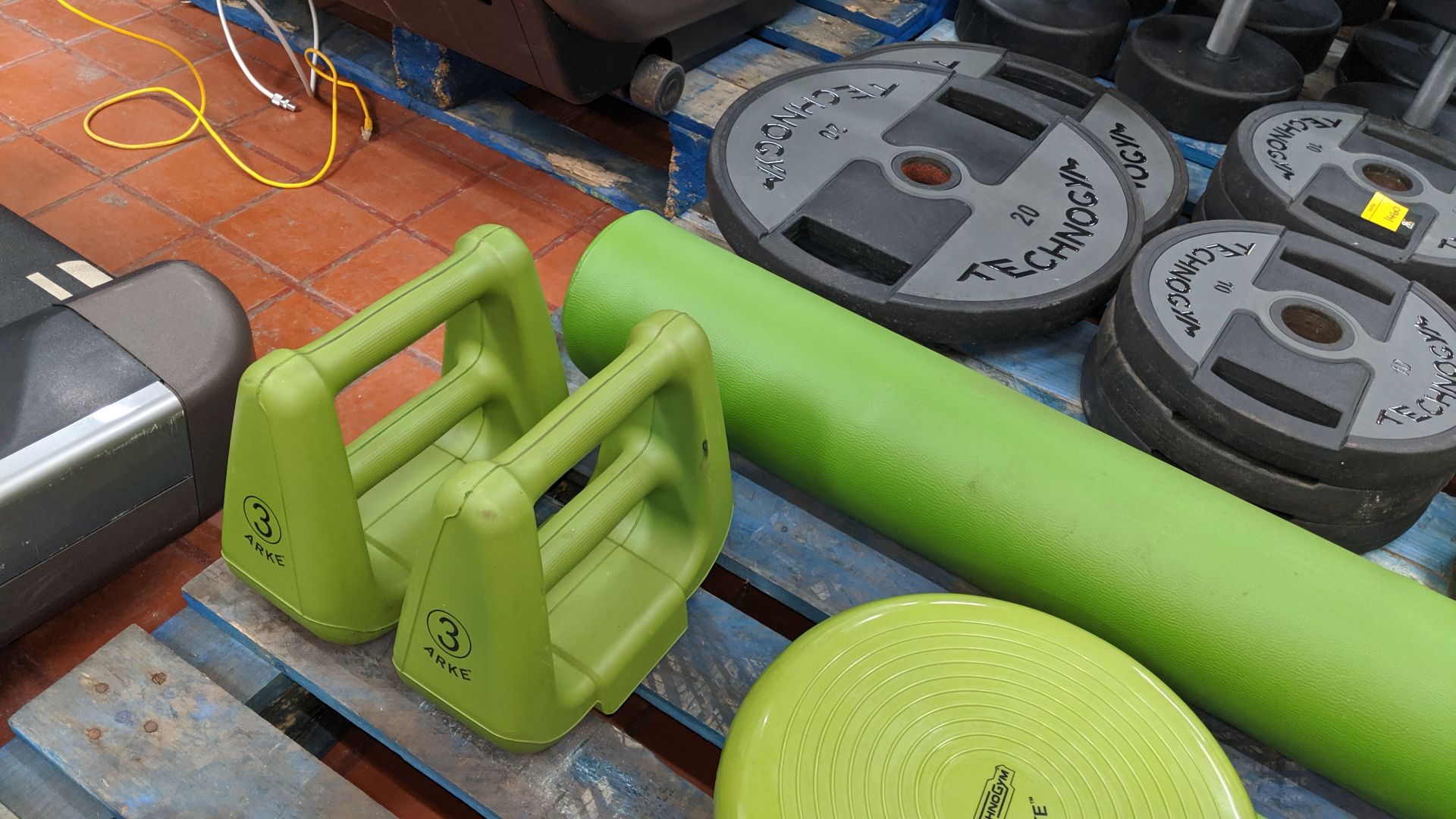 6 off assorted green pieces of Technogym and other exercise equipment. All the lots in this - Image 5 of 6