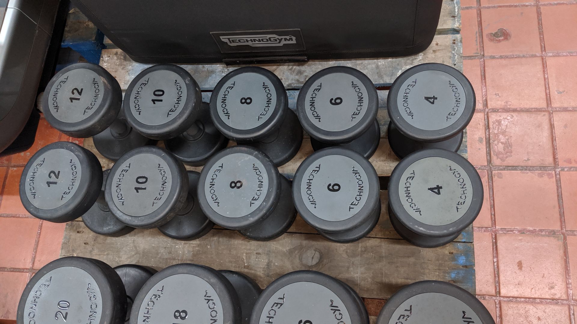 Large set of Technogym Urethane dumbbells consisting of 17 pairs (4, 6, 8, 10, 12, 14, 16, 18, 20, - Image 6 of 8