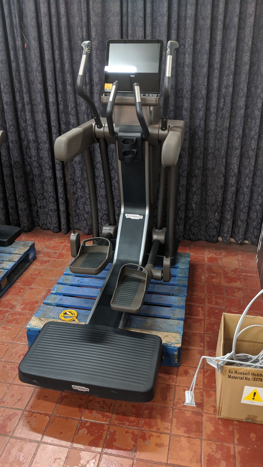 Technogym Vario Artis elliptical cross trainer Purchased new in 2016 - refurbished/recommissioned - Image 8 of 18