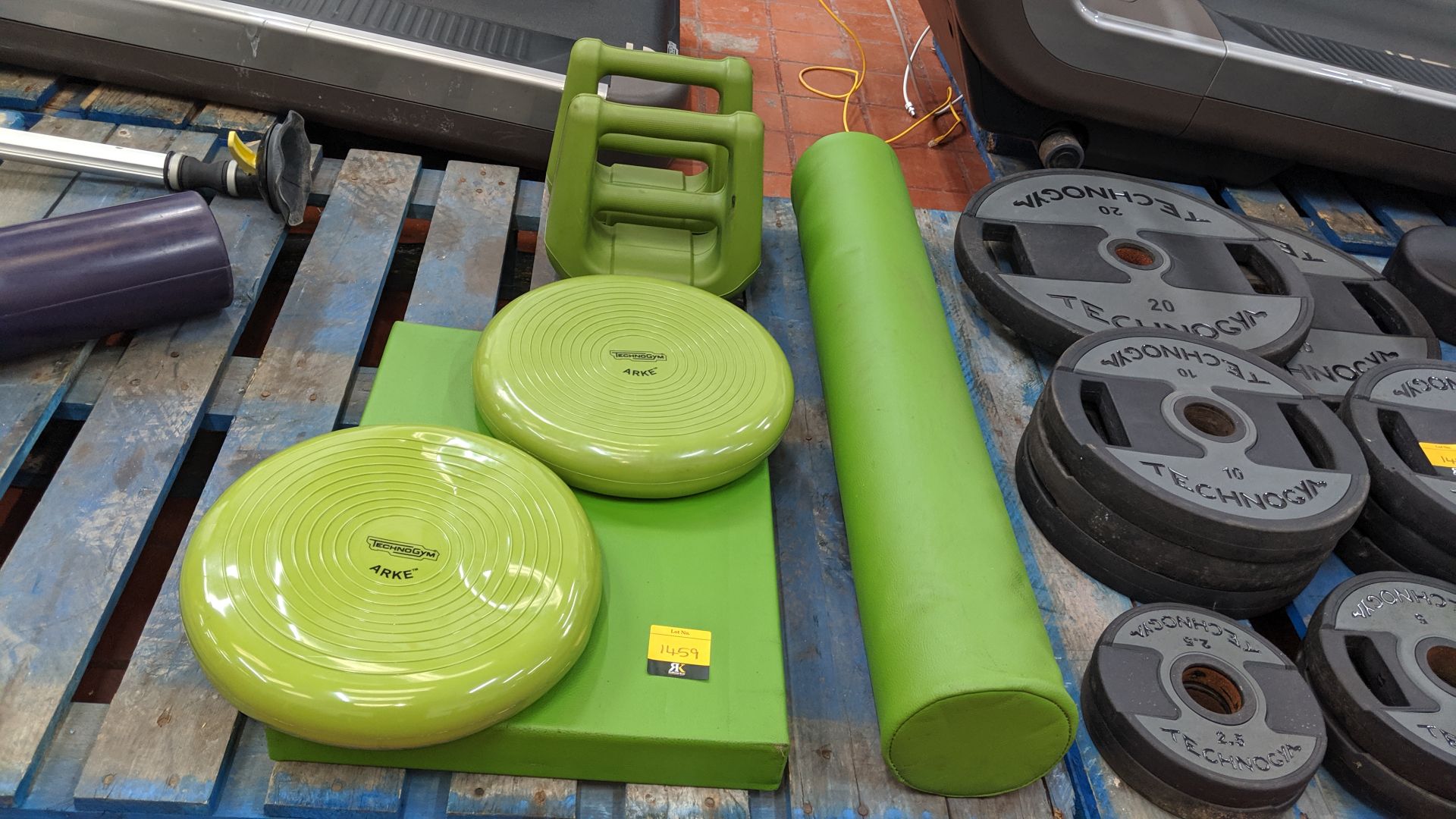 6 off assorted green pieces of Technogym and other exercise equipment. All the lots in this - Image 3 of 6