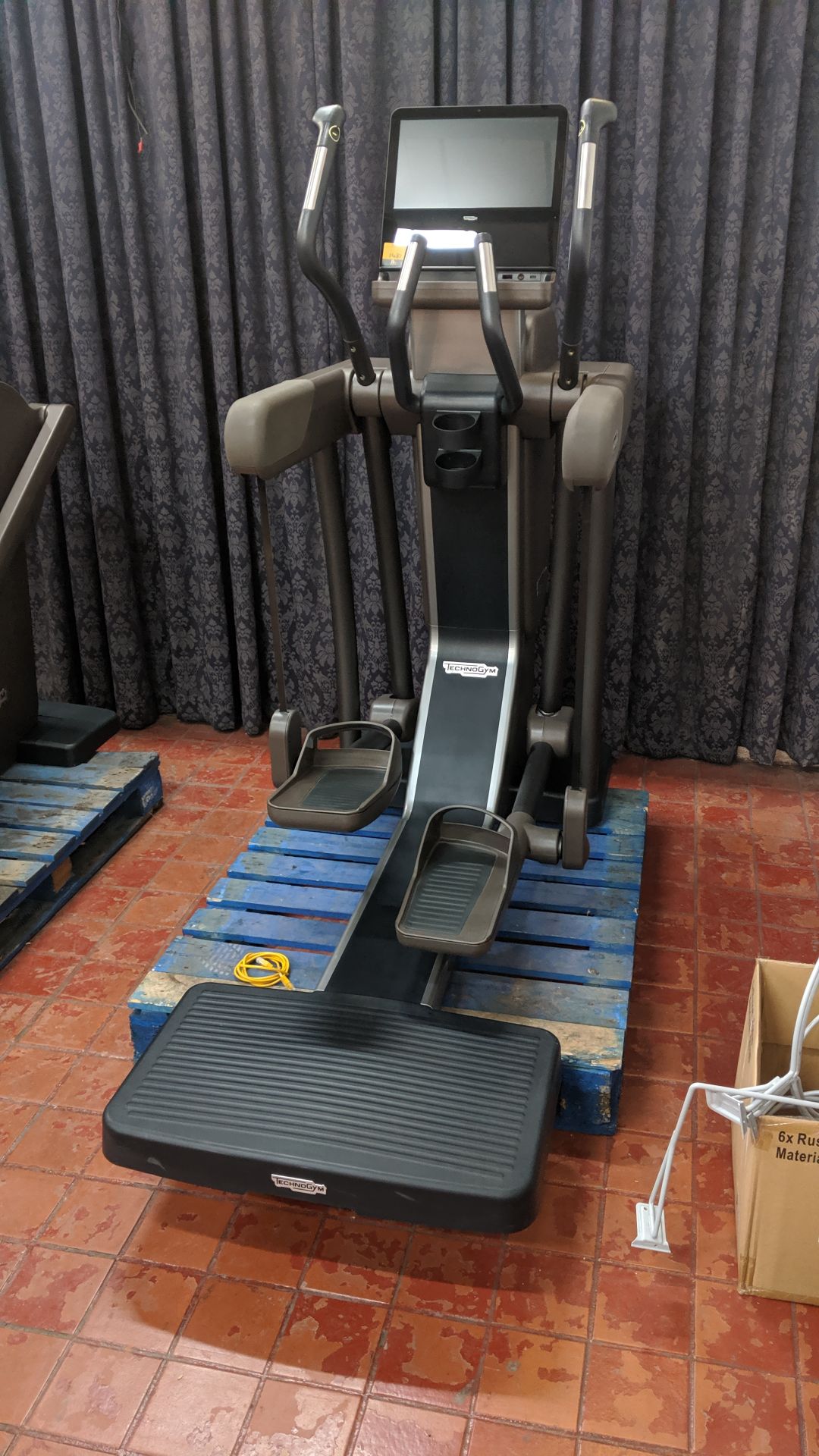 Technogym Vario Artis elliptical cross trainer Purchased new in 2016 - refurbished/recommissioned - Image 7 of 18