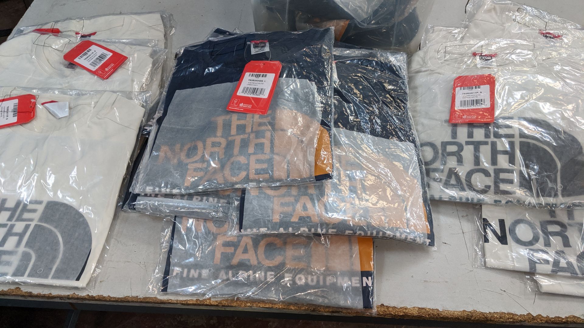 35 off North Face T-shirts. This is one of a number of lots being sold on behalf of the - Image 5 of 8