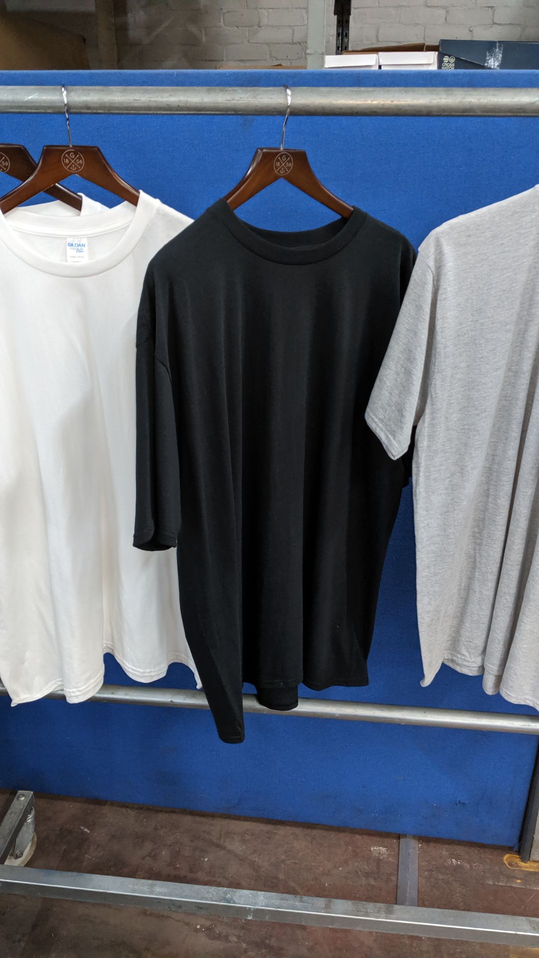 8 off Gildan round neck T-shirts. This is one of a number of lots being sold on behalf of the - Image 4 of 7