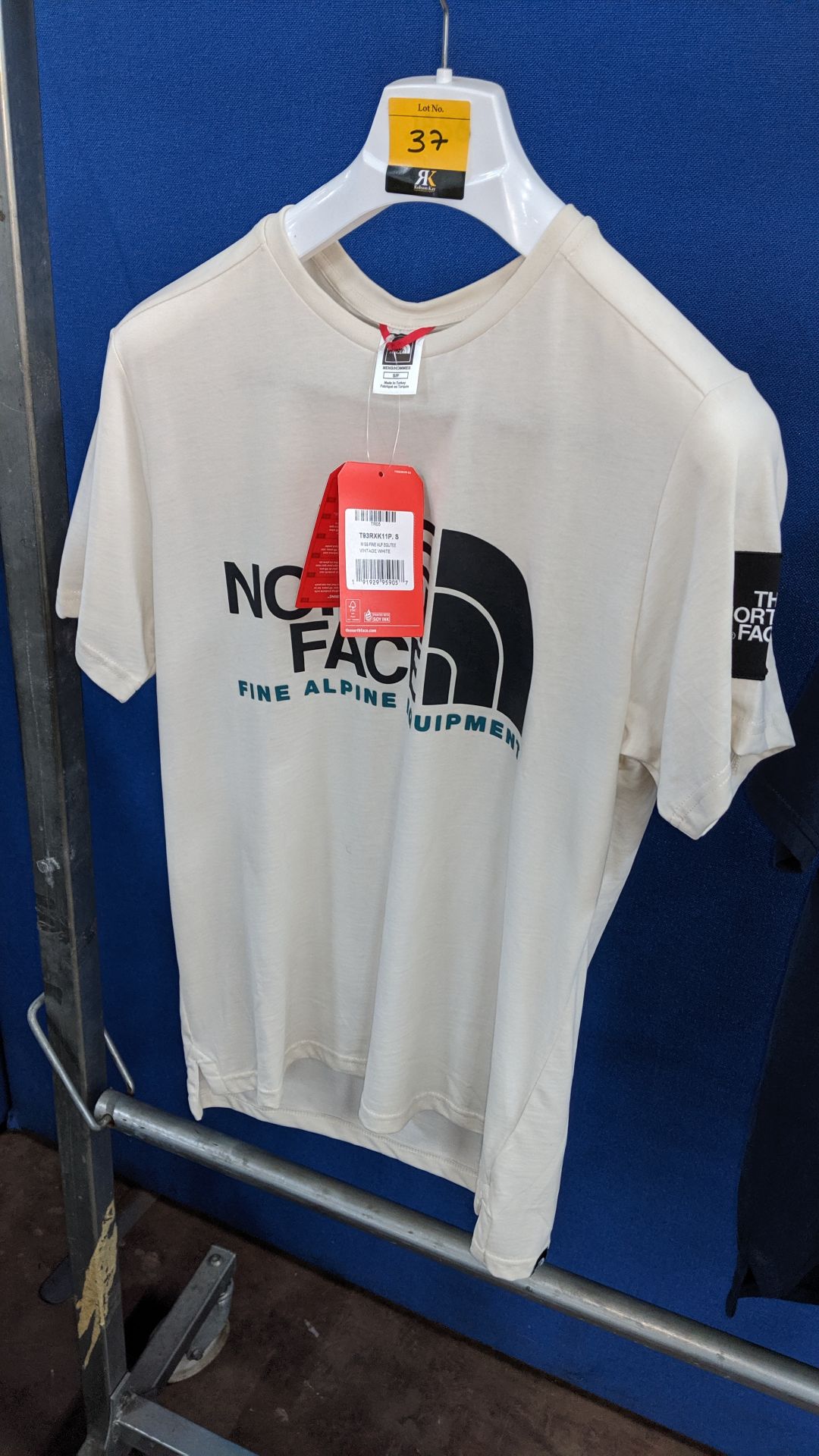 3 off assorted North Face round neck T-shirts. This is one of a number of lots being sold on - Image 3 of 8