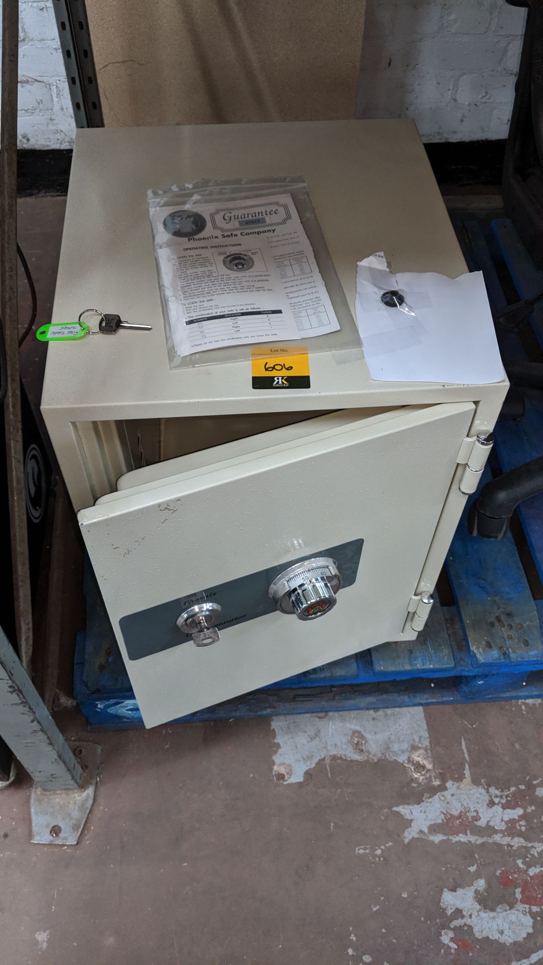 Phoenix 1200 Centurion safe - this lot includes instructions, combination & 2 keys. IMPORTANT: - Image 3 of 6