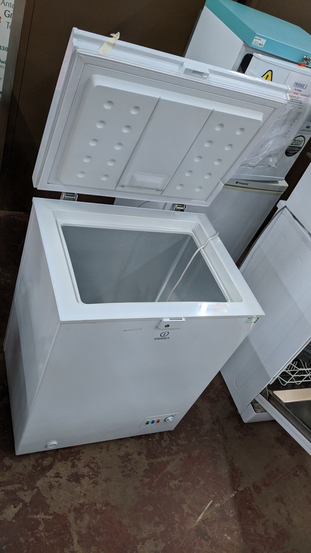 Indesit chest freezer OFIA100UK. This is one of a large number of lots used/owned by One To One ( - Image 4 of 5