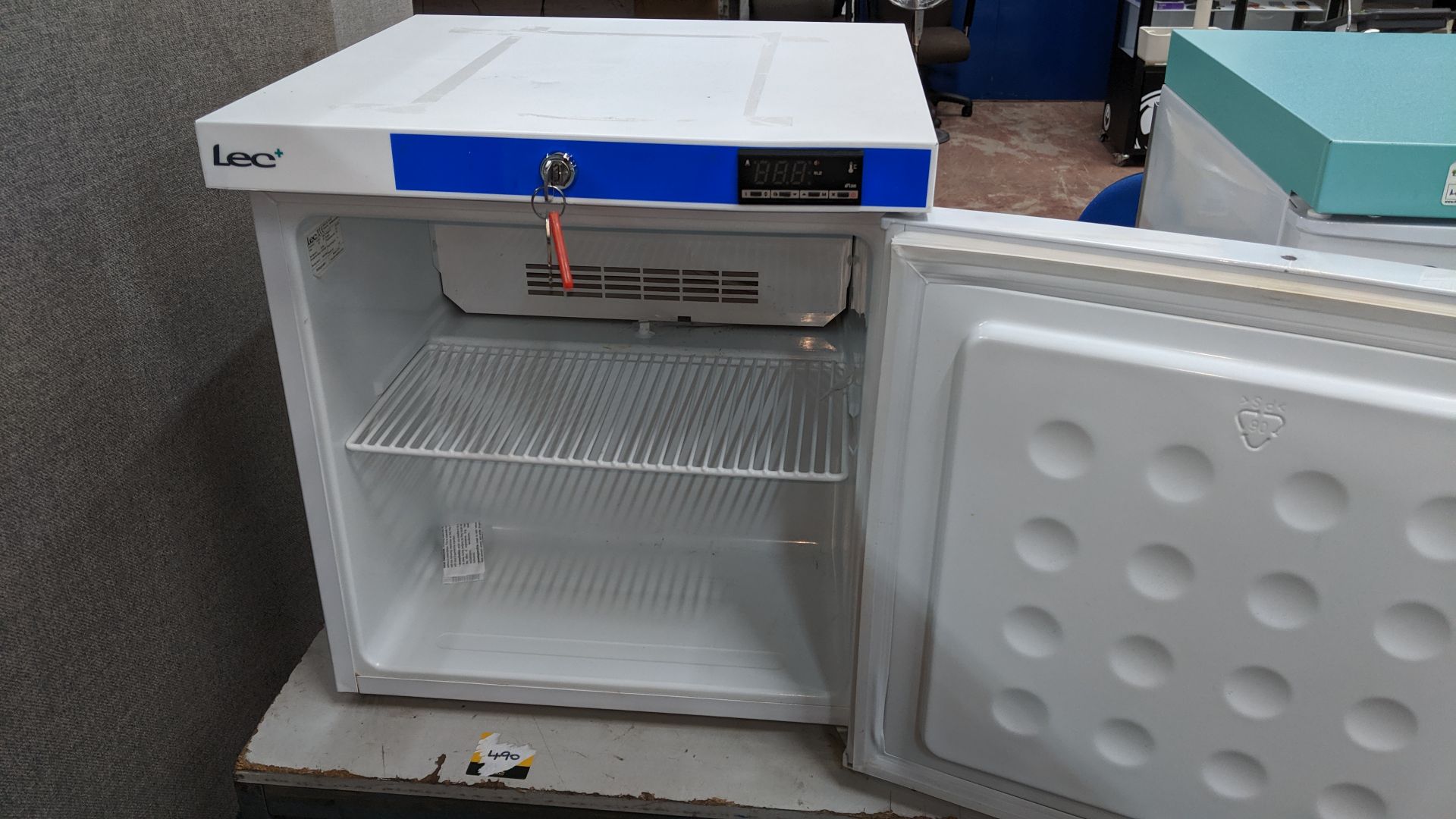 LEC lockable benchtop fridge with exterior digital display, model PE109, NO key. This is one of a - Image 3 of 5