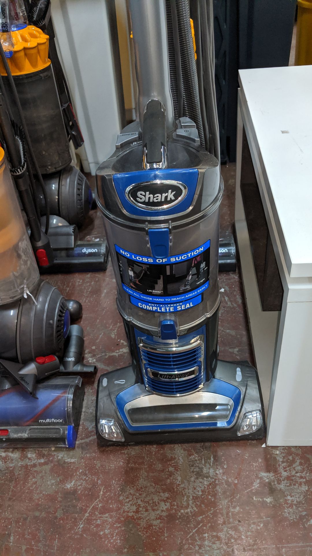 Shark Lift-Away anti-allergen vacuum cleaner NV340UKR31. This is one of a large number of lots - Image 5 of 6