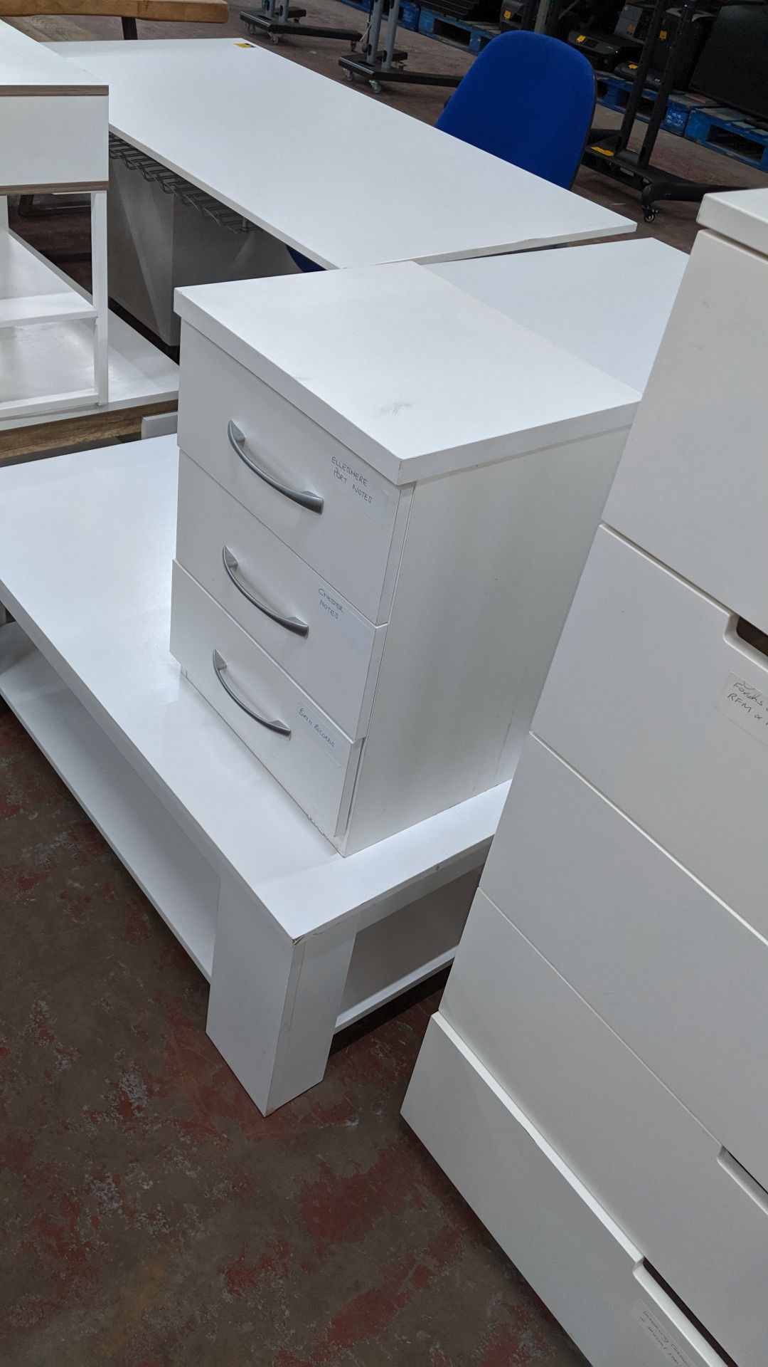 White furniture comprising large chest of drawers plus small pedestal & coffee/occasional table. - Image 4 of 6