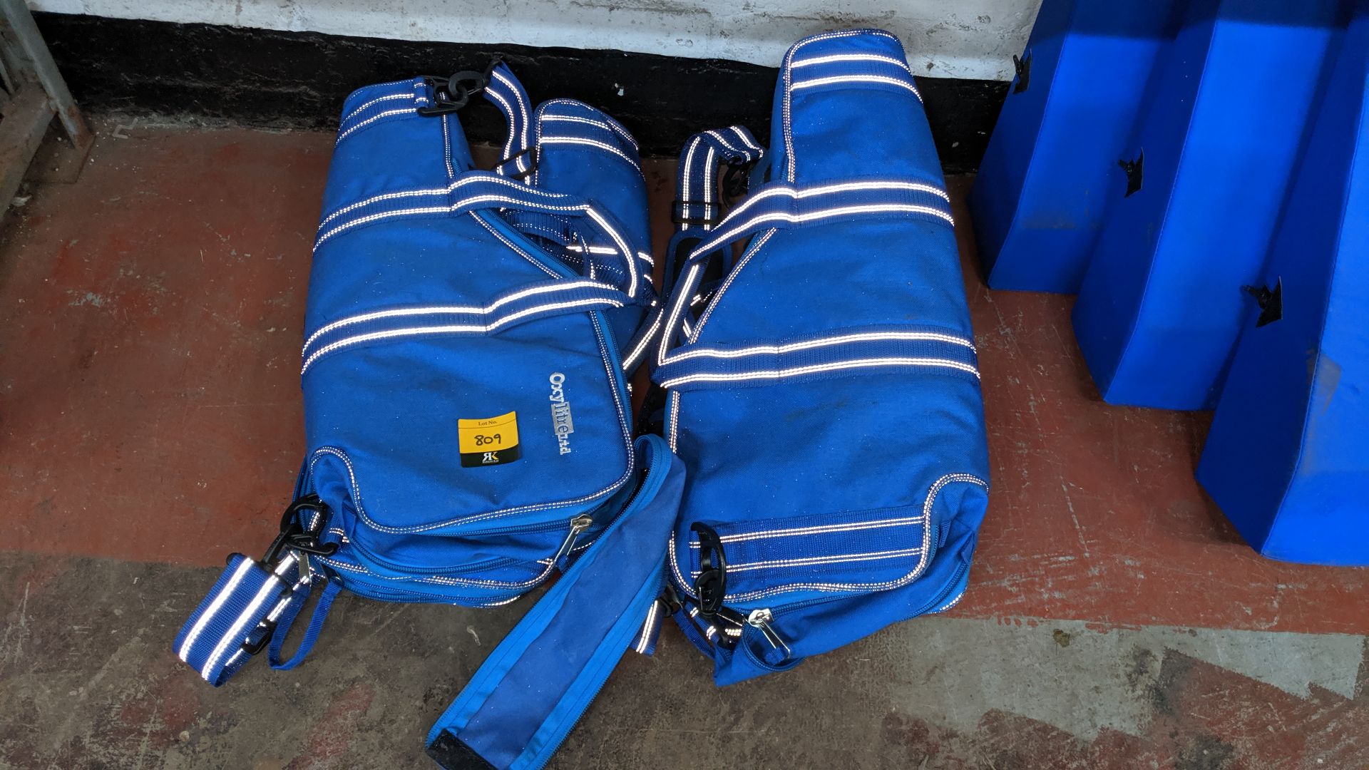 4 off Oxylitre Ltd carry bags. This is one of a large number of lots used/owned by One To One (North - Image 2 of 5