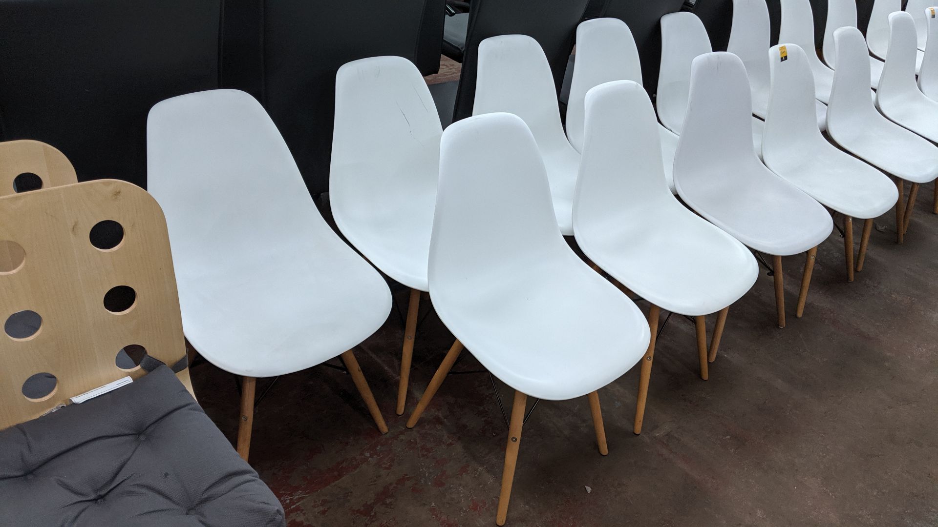 9 off white chairs with wooden legs NB. Lots 342 - 344 consist of different quantities of the same - Image 3 of 6