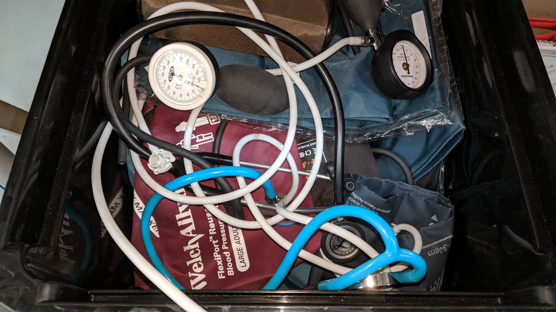 Crate of blood pressure monitoring equipment - crate excluded. This is one of a large number of lots - Image 5 of 6