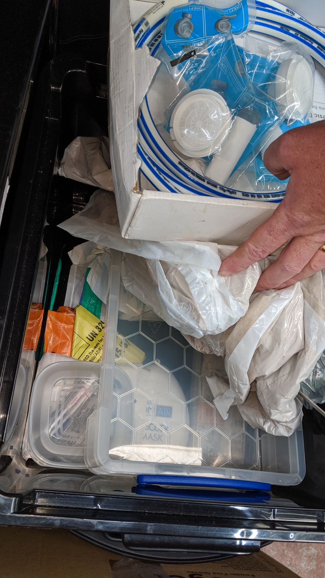 Contents of a pallet of assorted medical supplies including single use resuscitators, Analgesic - Image 10 of 11