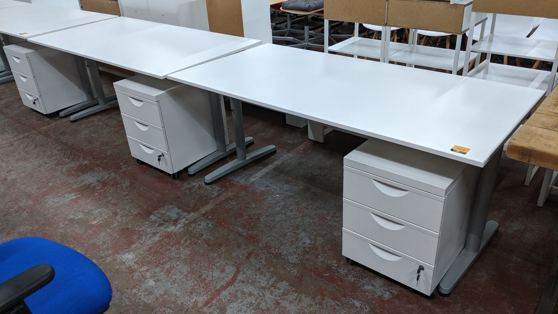 2 off matching large white tables/desks, 160 x 80cm, each with matching mobile pedestal & extendable - Image 2 of 4