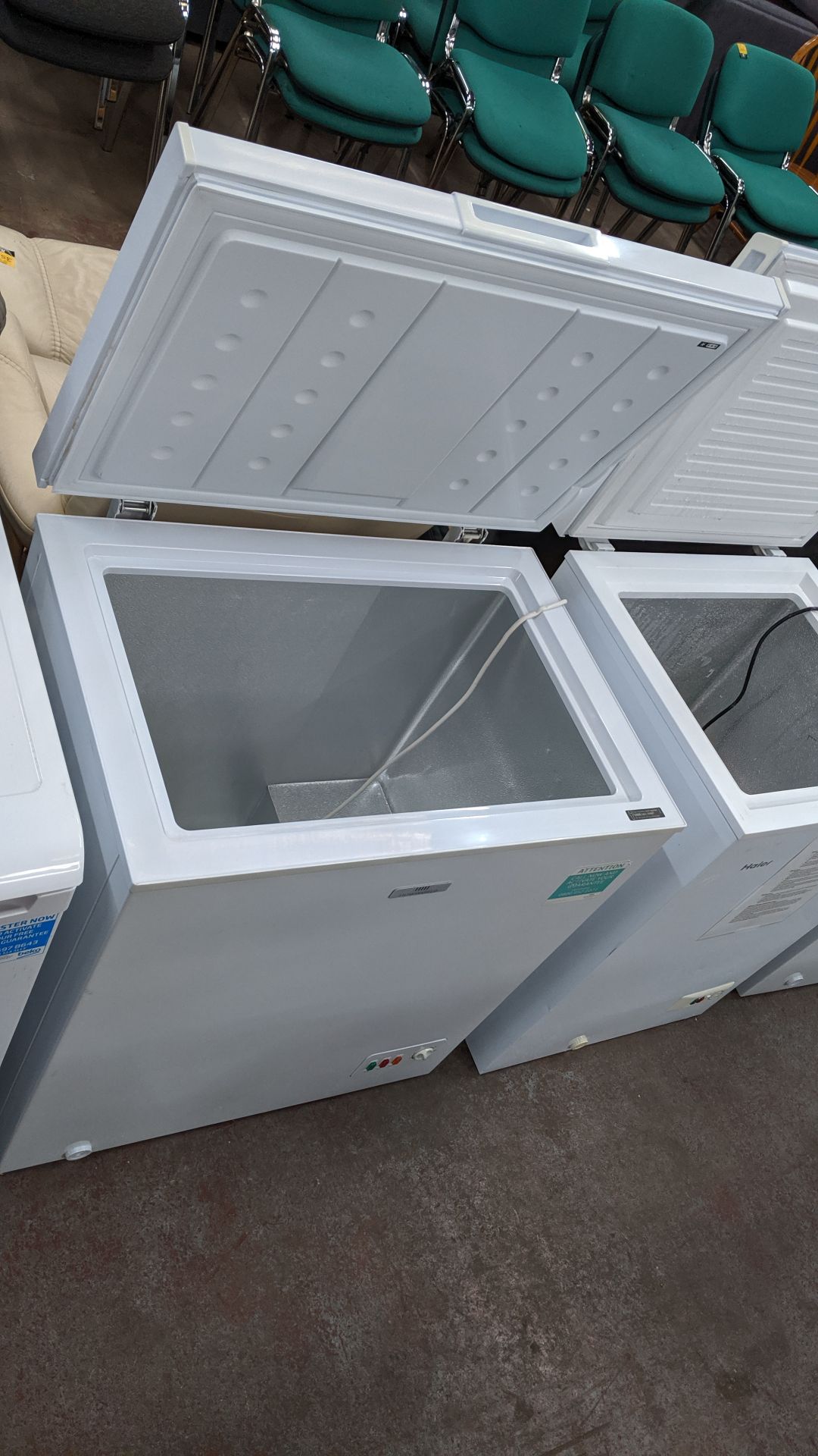 New World small chest freezer NWCF-142L. This is one of a large number of lots used/owned by One - Image 4 of 5