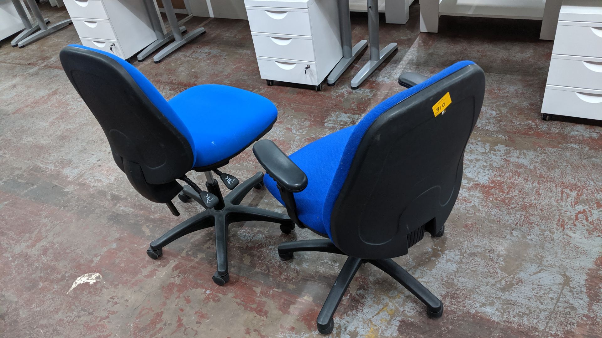 Pair of blue operator's chairs, one with arms & one without. This is one of a large number of lots - Image 5 of 5