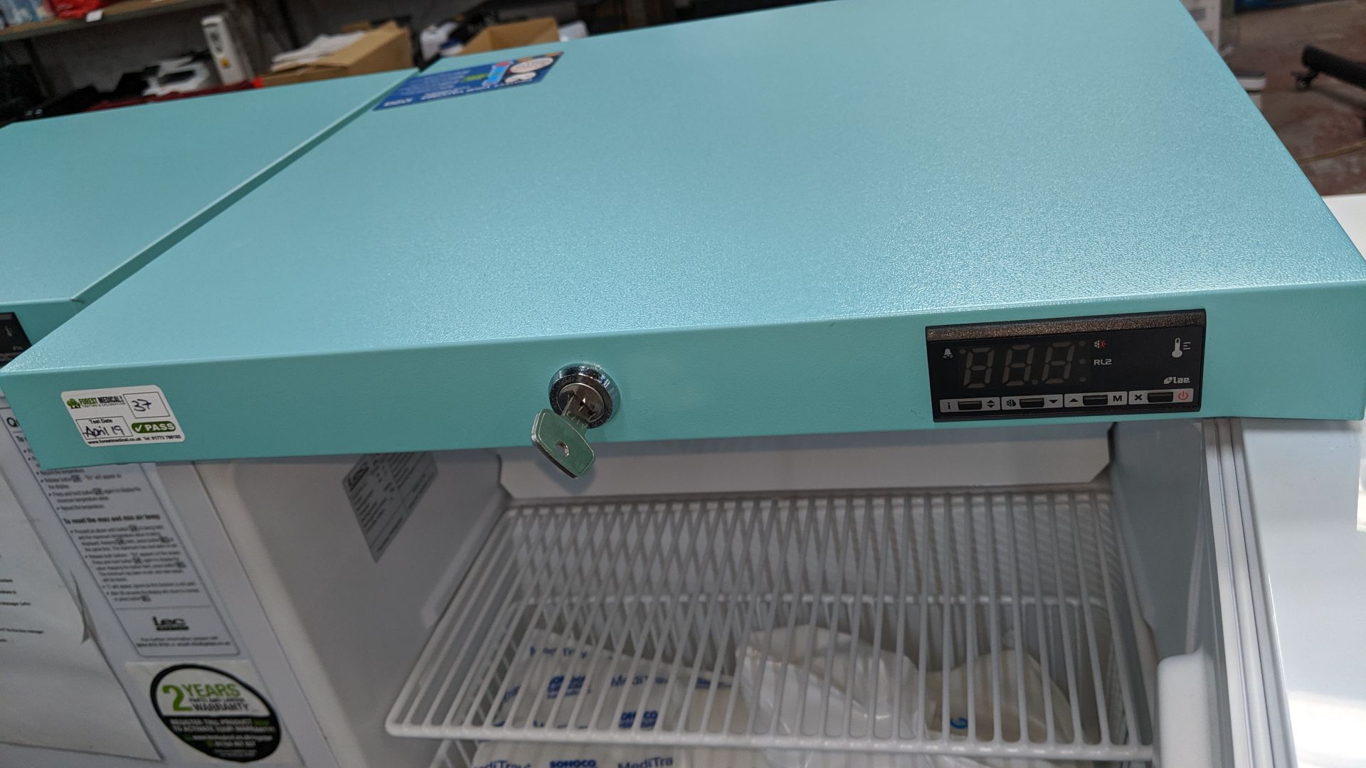 LEC lockable benchtop fridge with exterior digital display, model PE109C, including one key. This is - Image 5 of 5