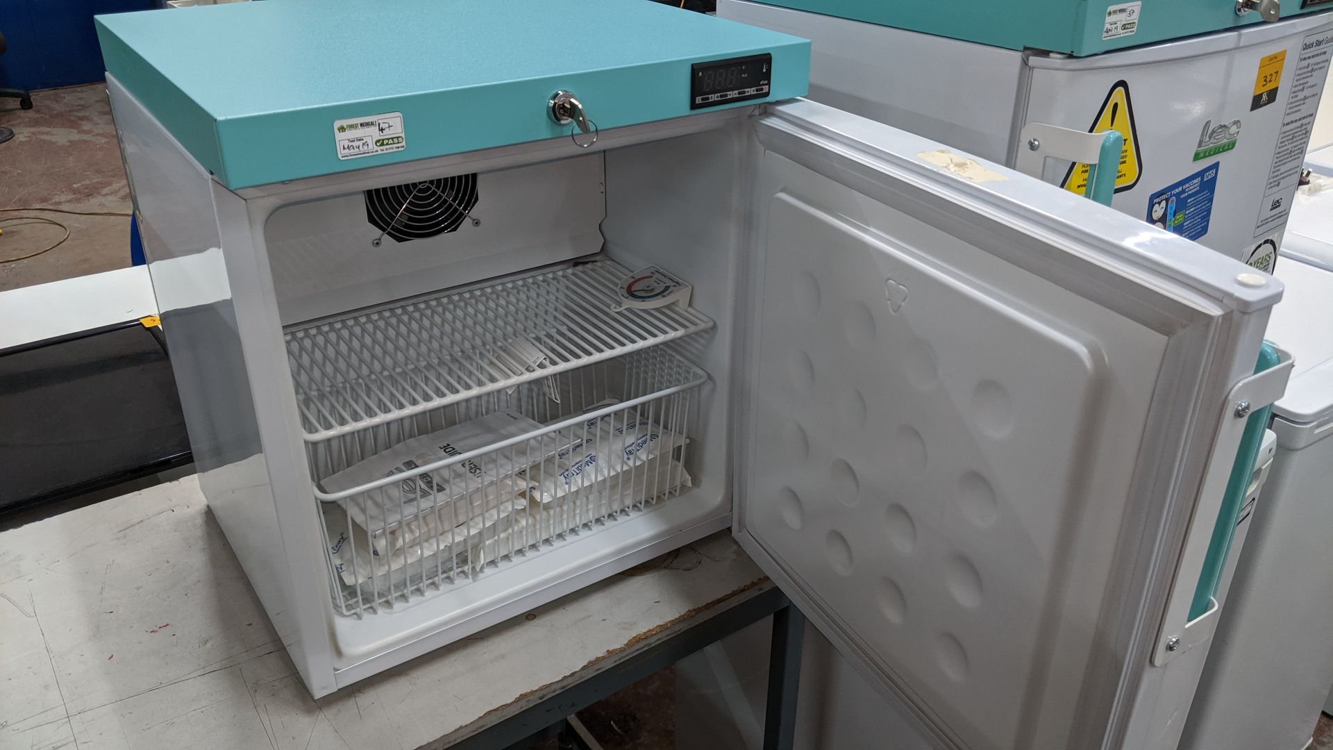 LEC lockable benchtop fridge with exterior digital display, model PE109C, including one key. This is - Image 3 of 5