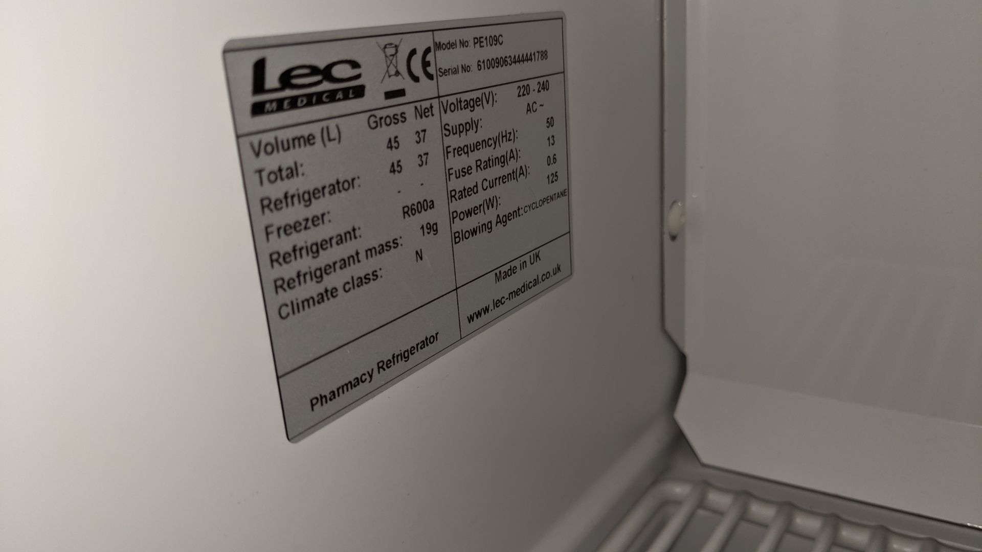 LEC lockable benchtop fridge with exterior digital display, model PE109C, including one key. This is - Image 4 of 5
