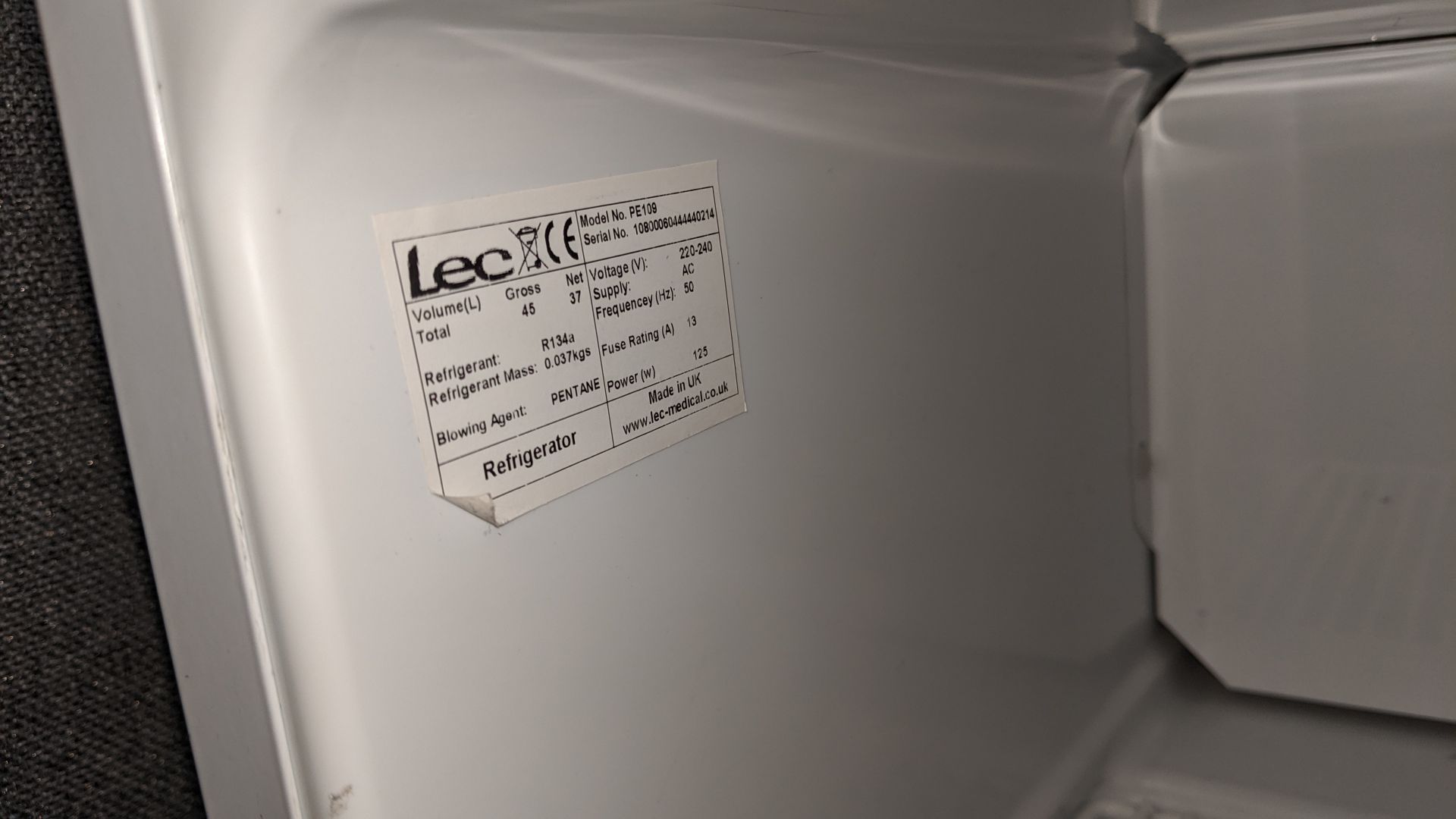 LEC lockable benchtop fridge with exterior digital display, model PE109, NO key. This is one of a - Image 4 of 5