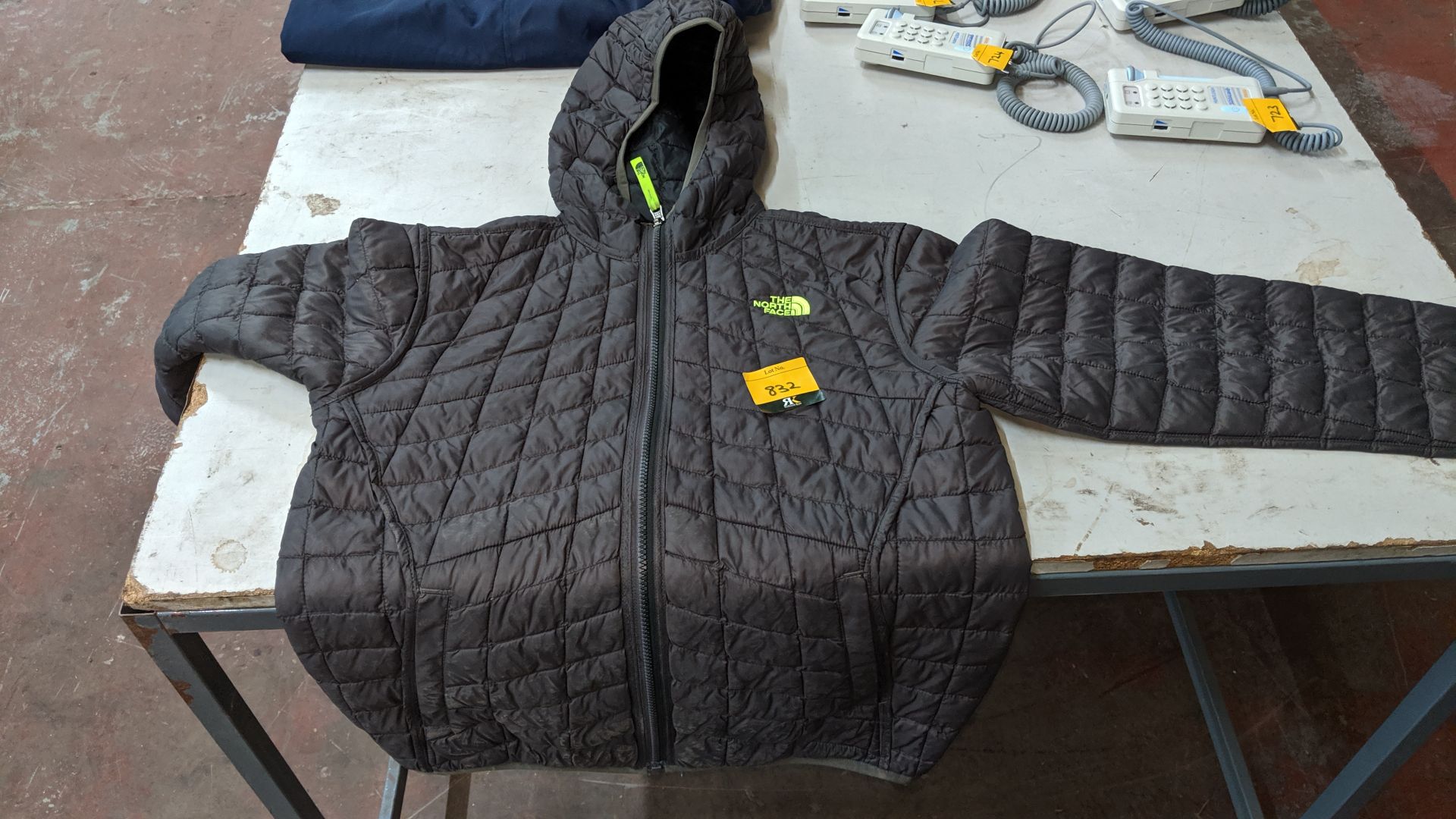 North Face boy's reversible jacket size LG. IMPORTANT: Please remember goods successfully bid upon - Image 2 of 5